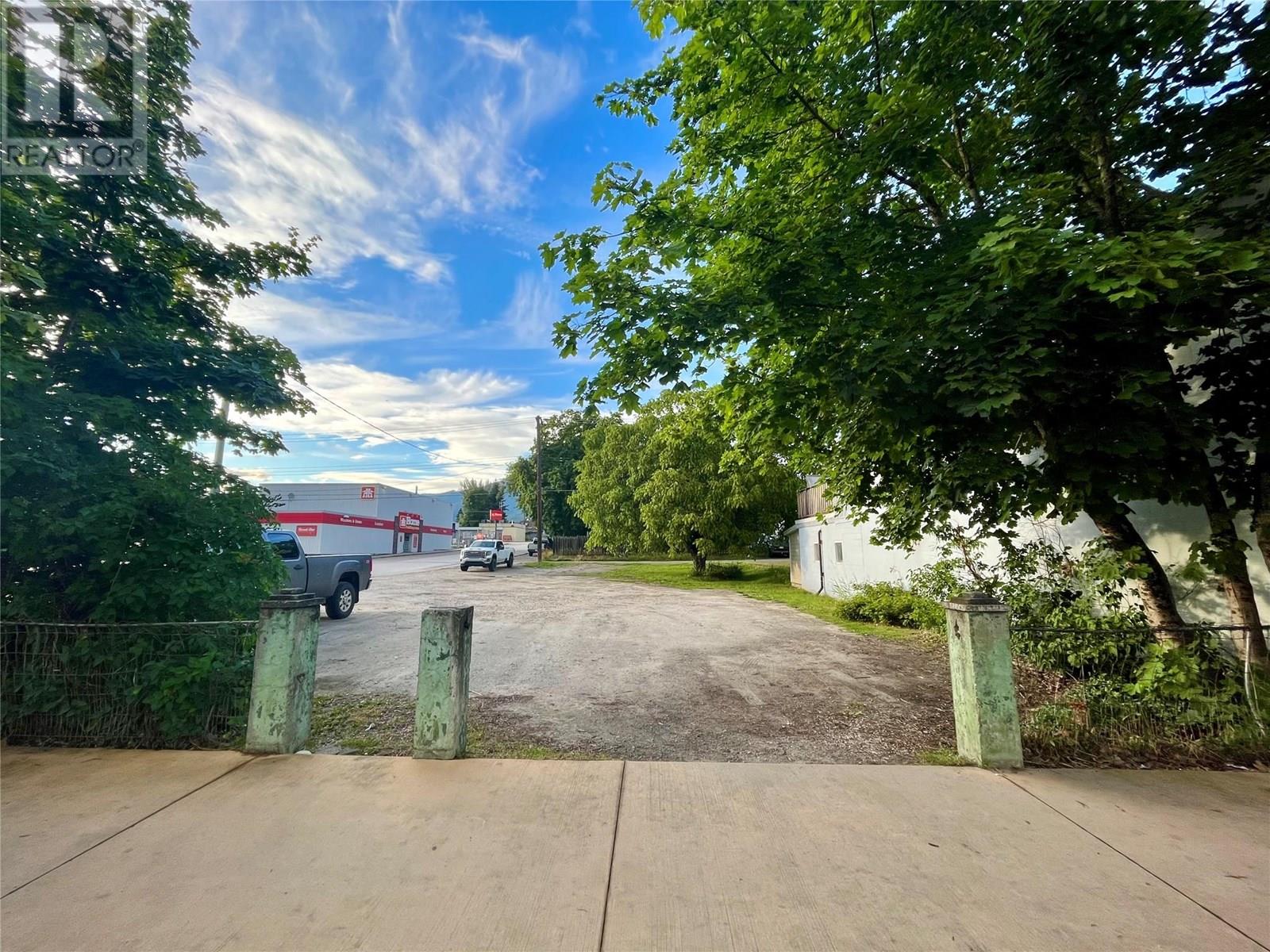 219 Broadway Street W Property Photo 1