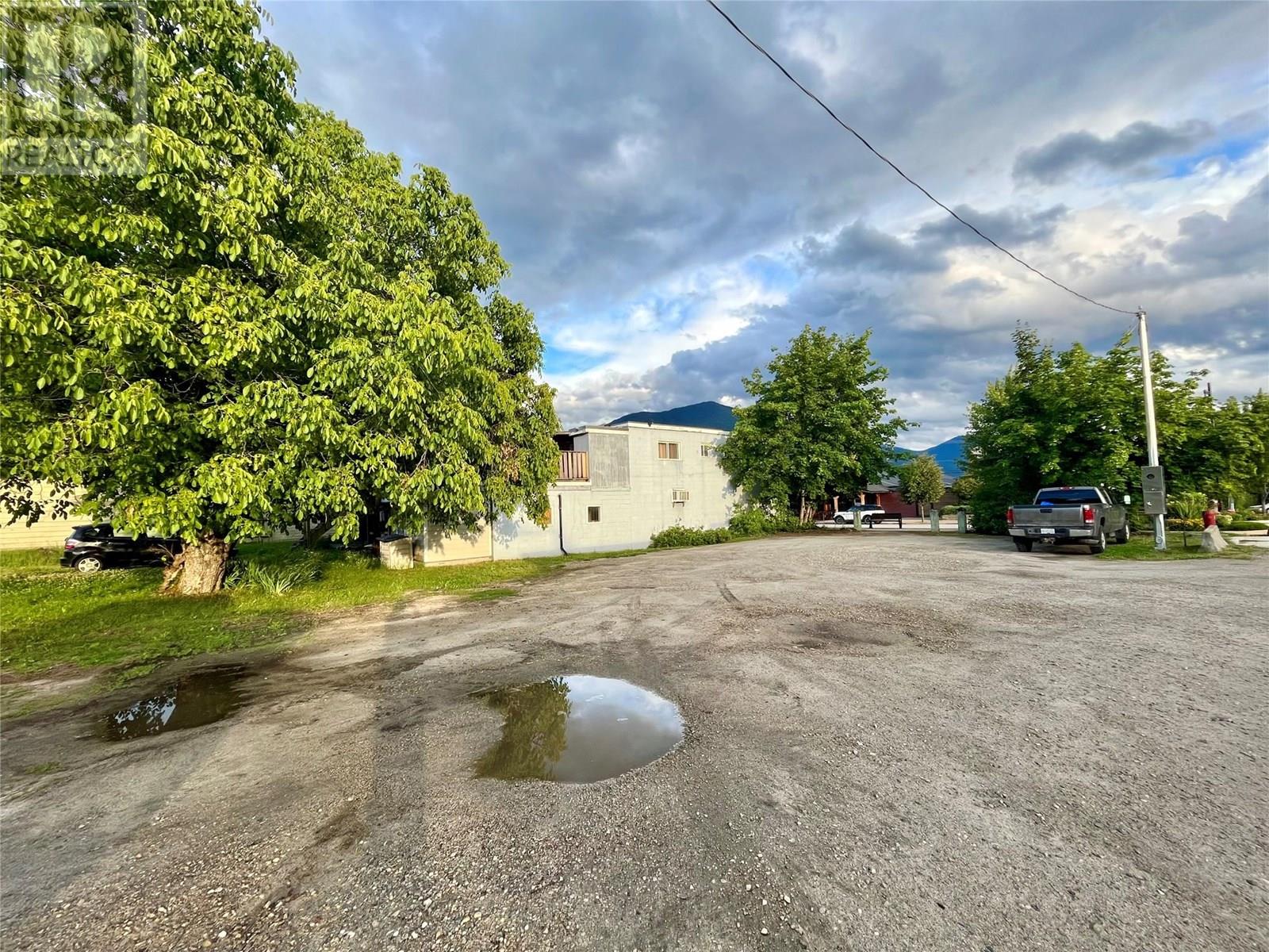219 Broadway Street W Property Photo 2