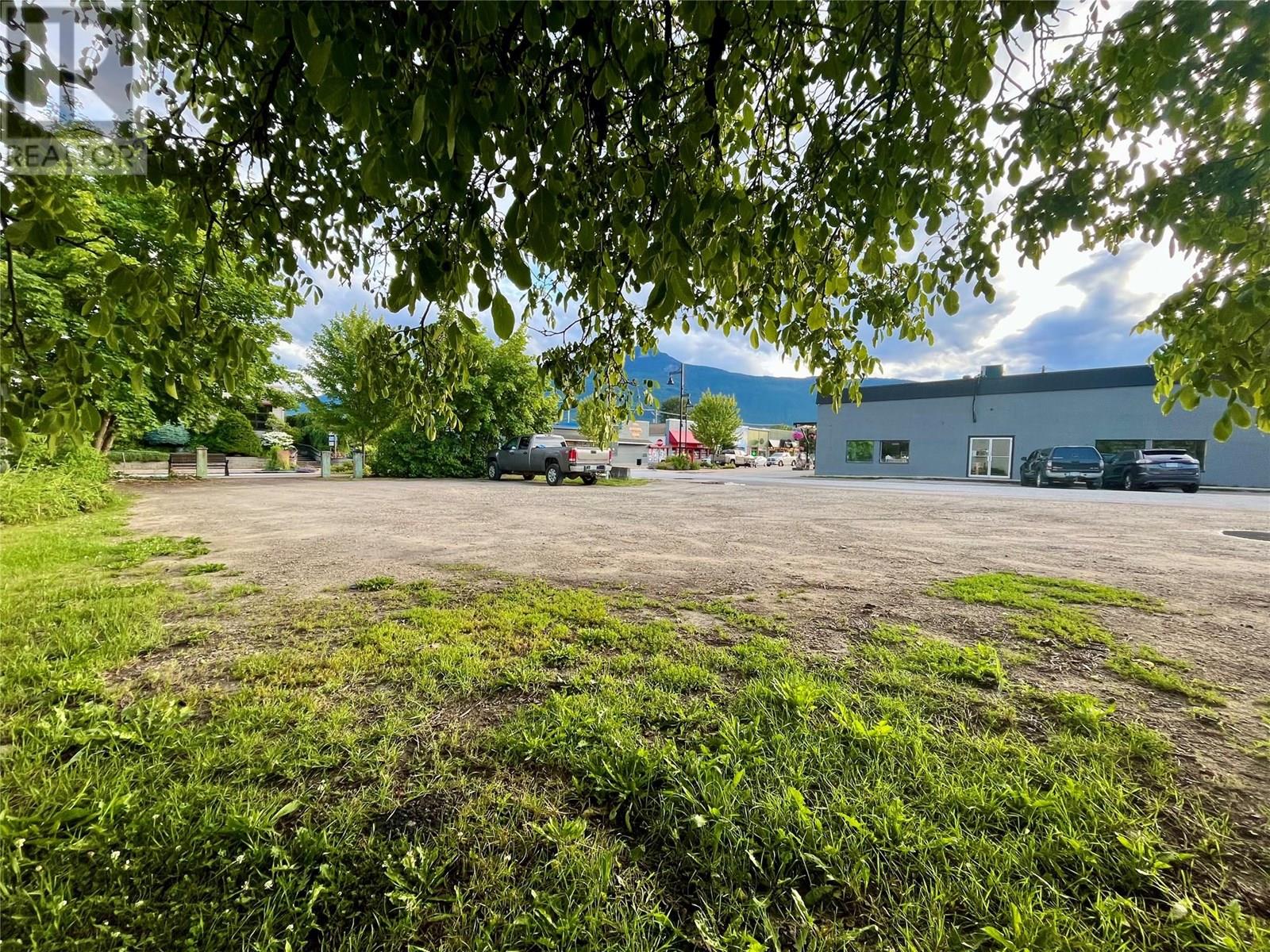 219 Broadway Street W Property Photo 3