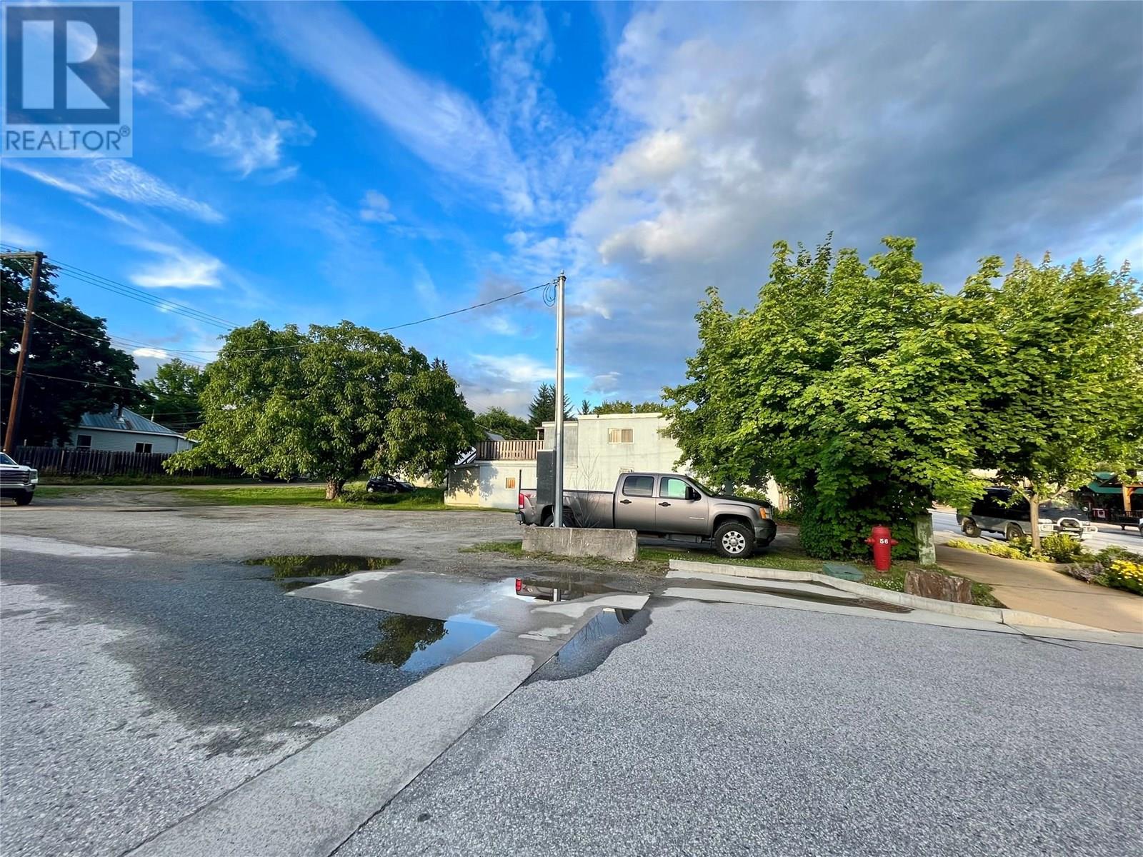 219 Broadway Street W Property Photo 7