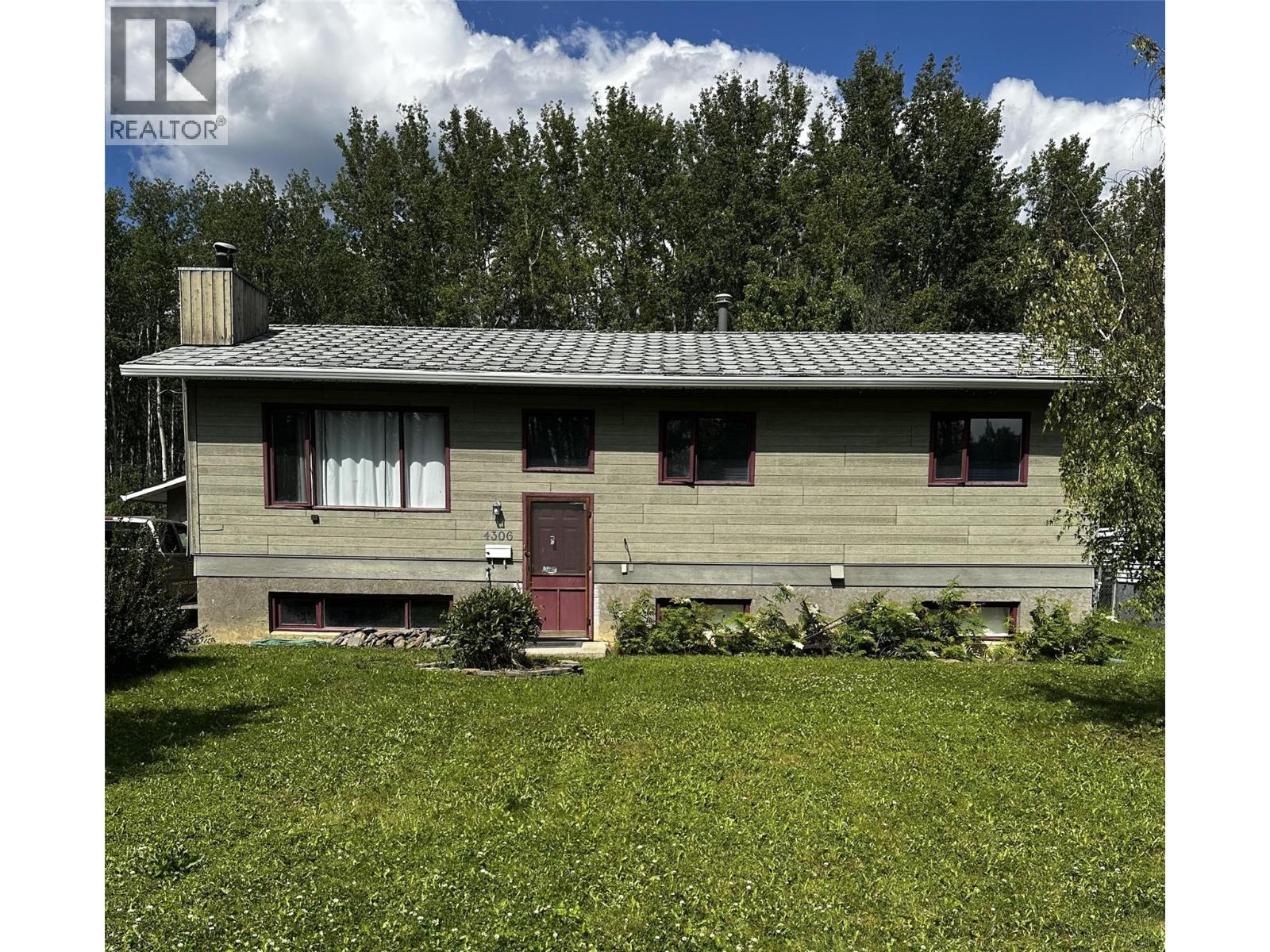 4306 47 Avenue Property Photo 1