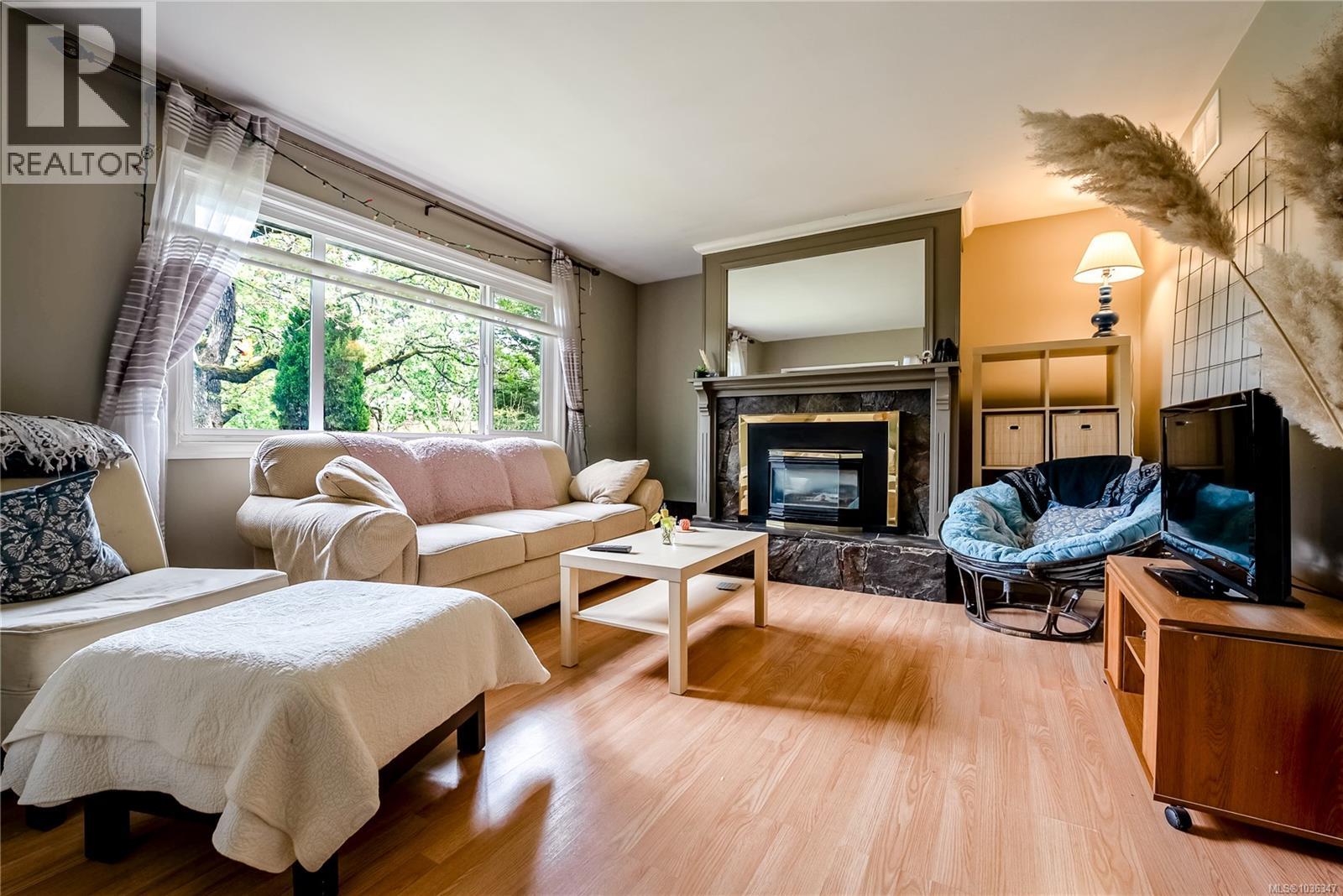4120 Quadra St Property Photo 2