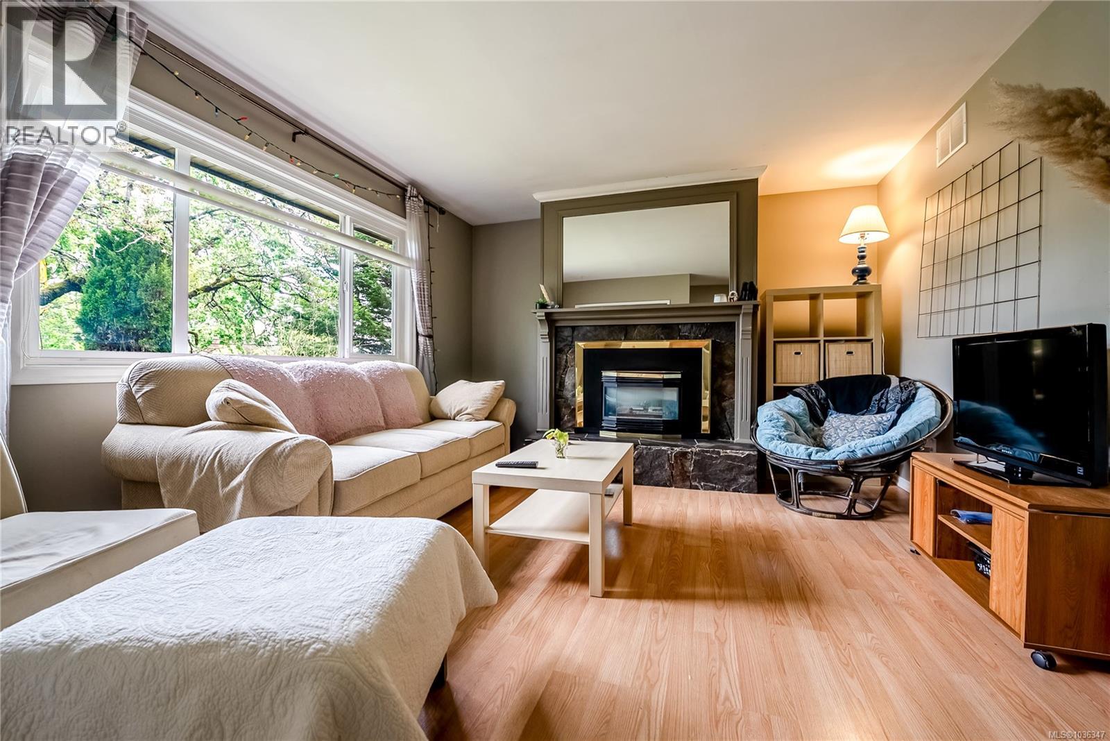 4120 Quadra St Property Photo 3