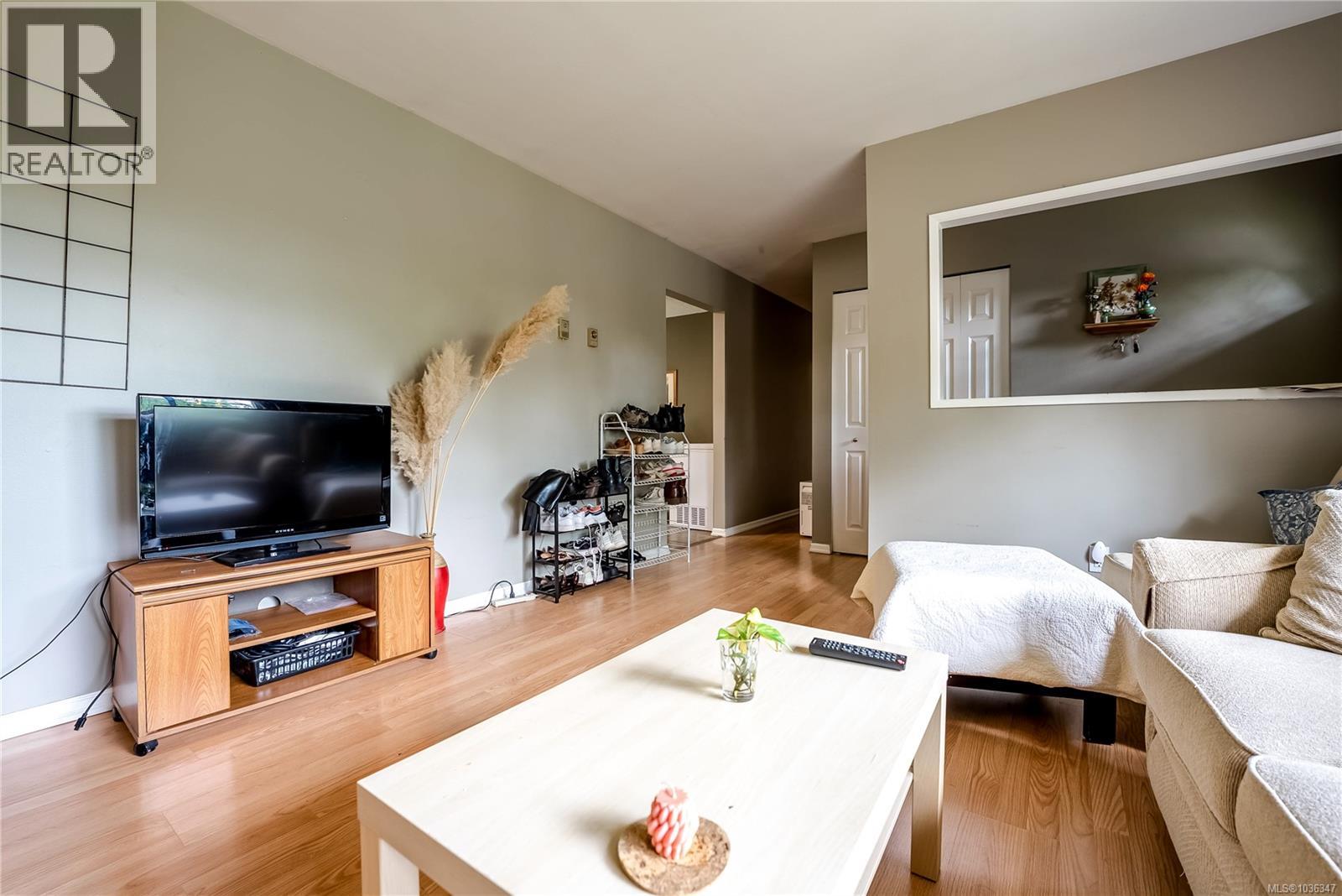 4120 Quadra St Property Photo 4