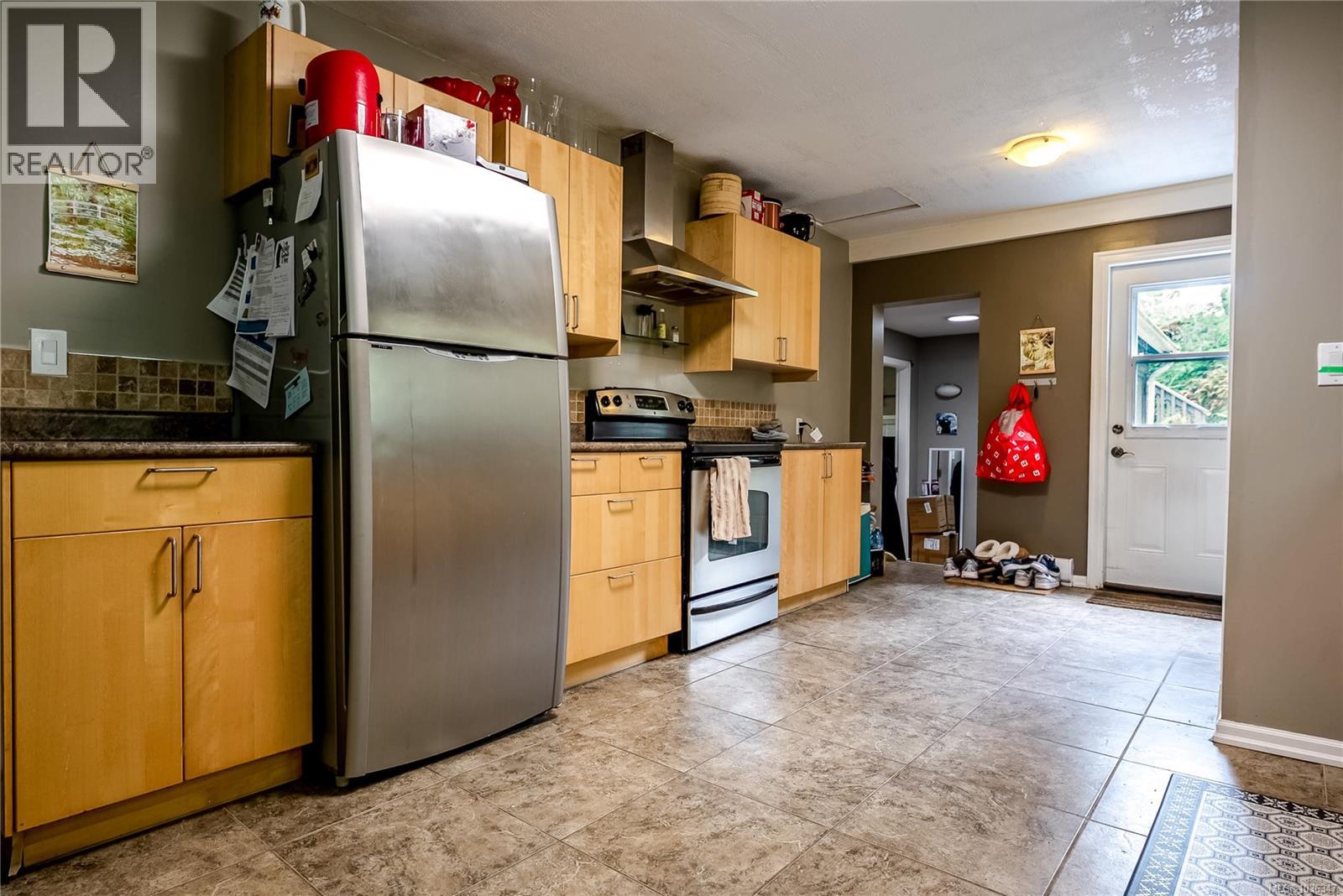 4120 Quadra St Property Photo 9