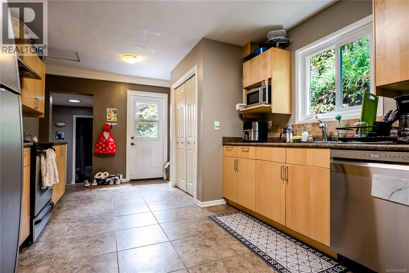 4120 Quadra St Property Photo 10