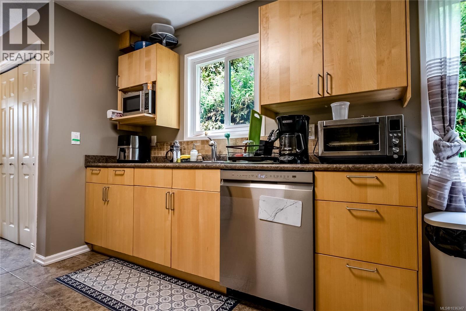 4120 Quadra St Property Photo 11