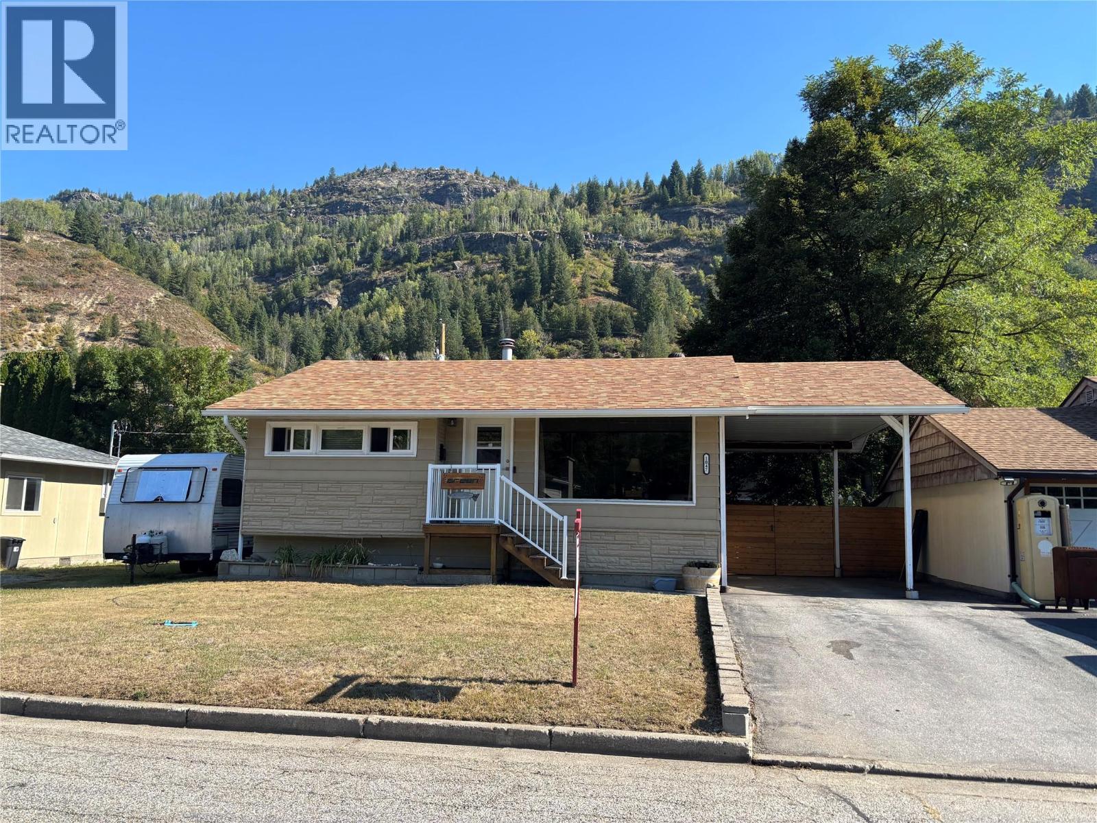 1047 Regan Crescent Property Photo 1