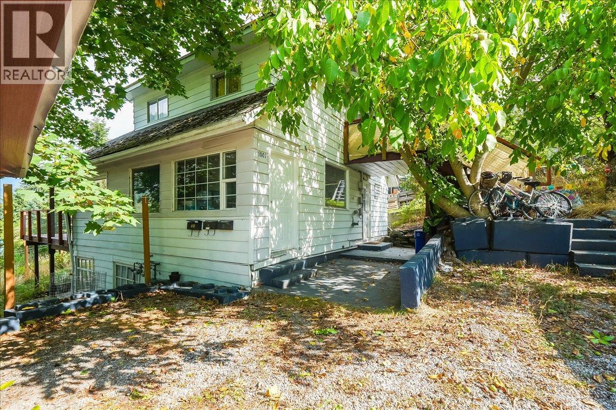 1007 Gordon Street Property Photo 1