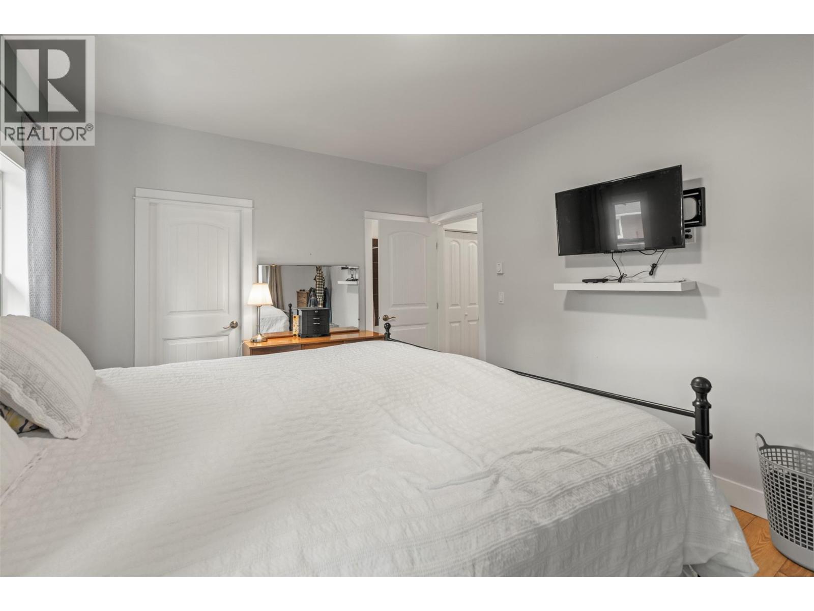 205 Falcon Avenue Property Photo 29