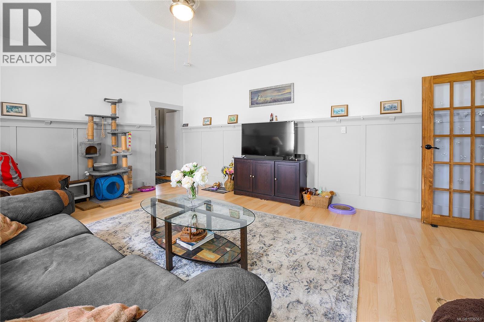 532 Prideaux St Property Photo 10