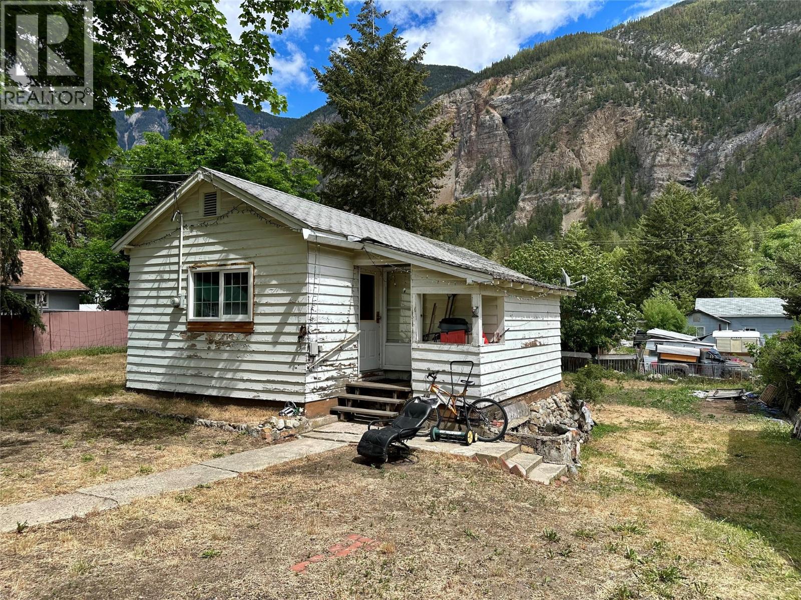 959 Cawston Avenue Property Photo 2