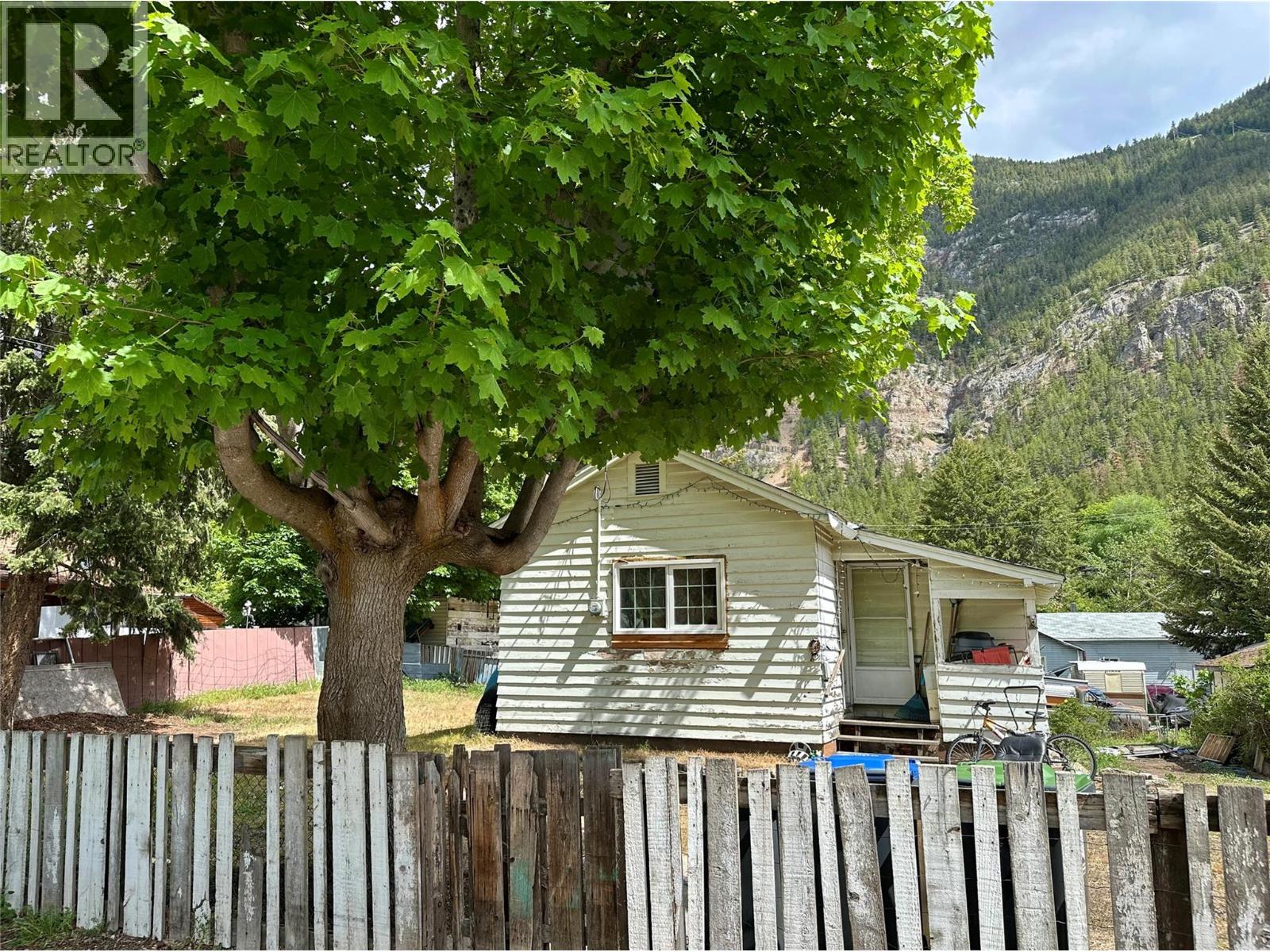 959 Cawston Avenue Property Photo 3