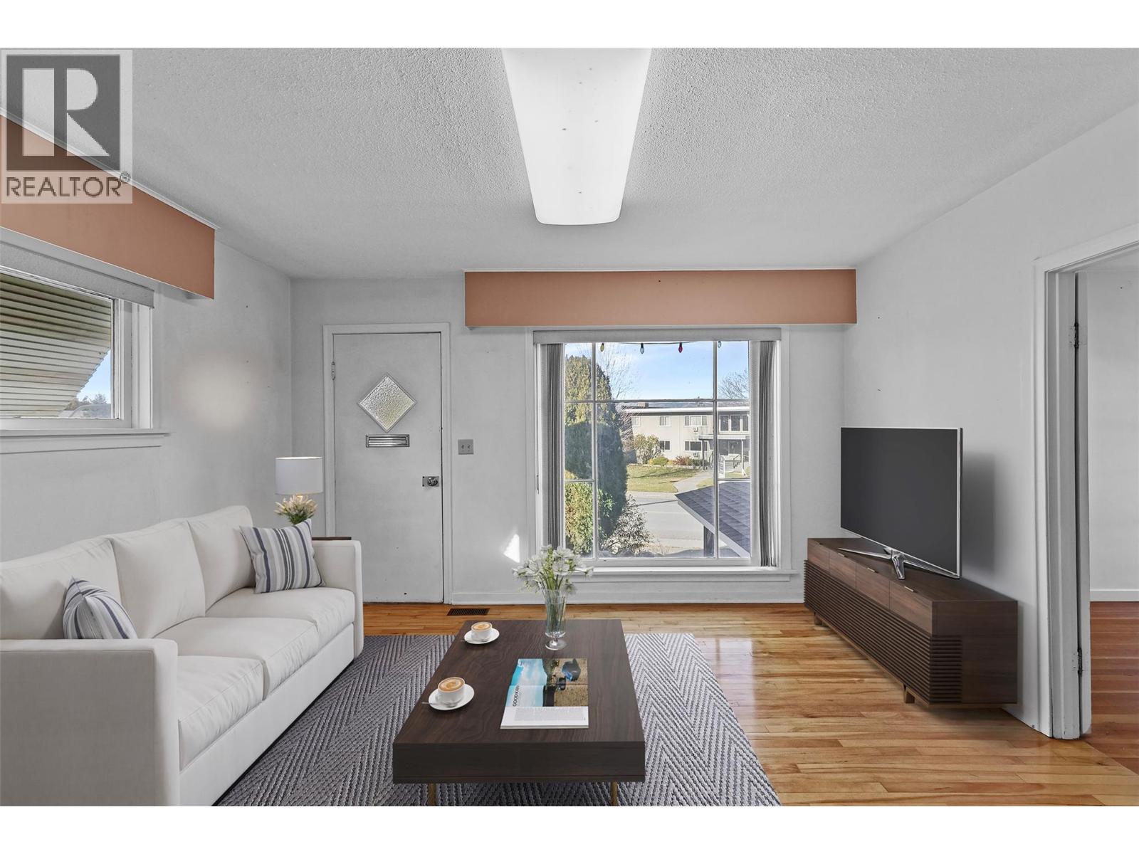 1335 Columbia Street Property Photo 3