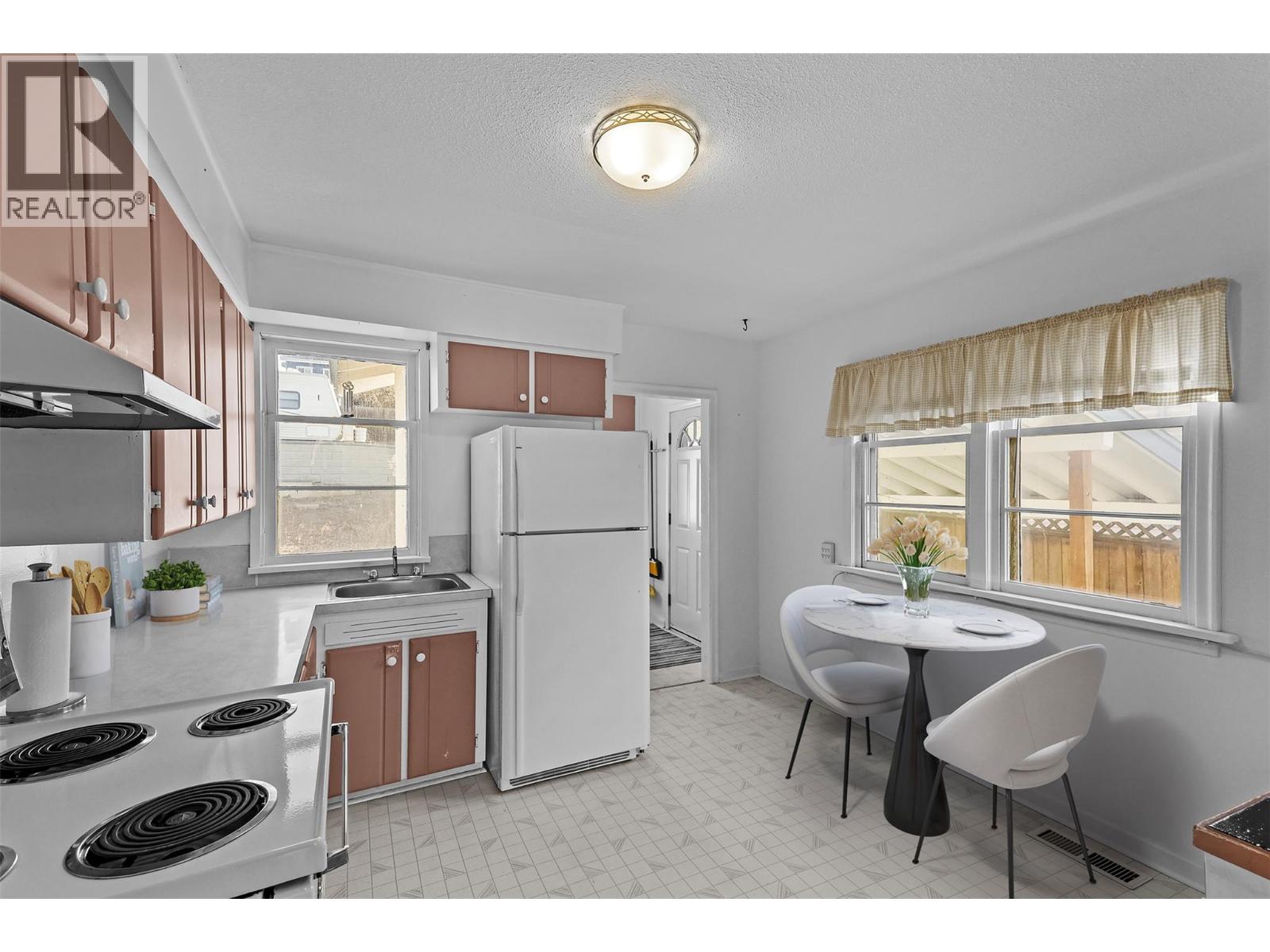 1335 Columbia Street Property Photo 4