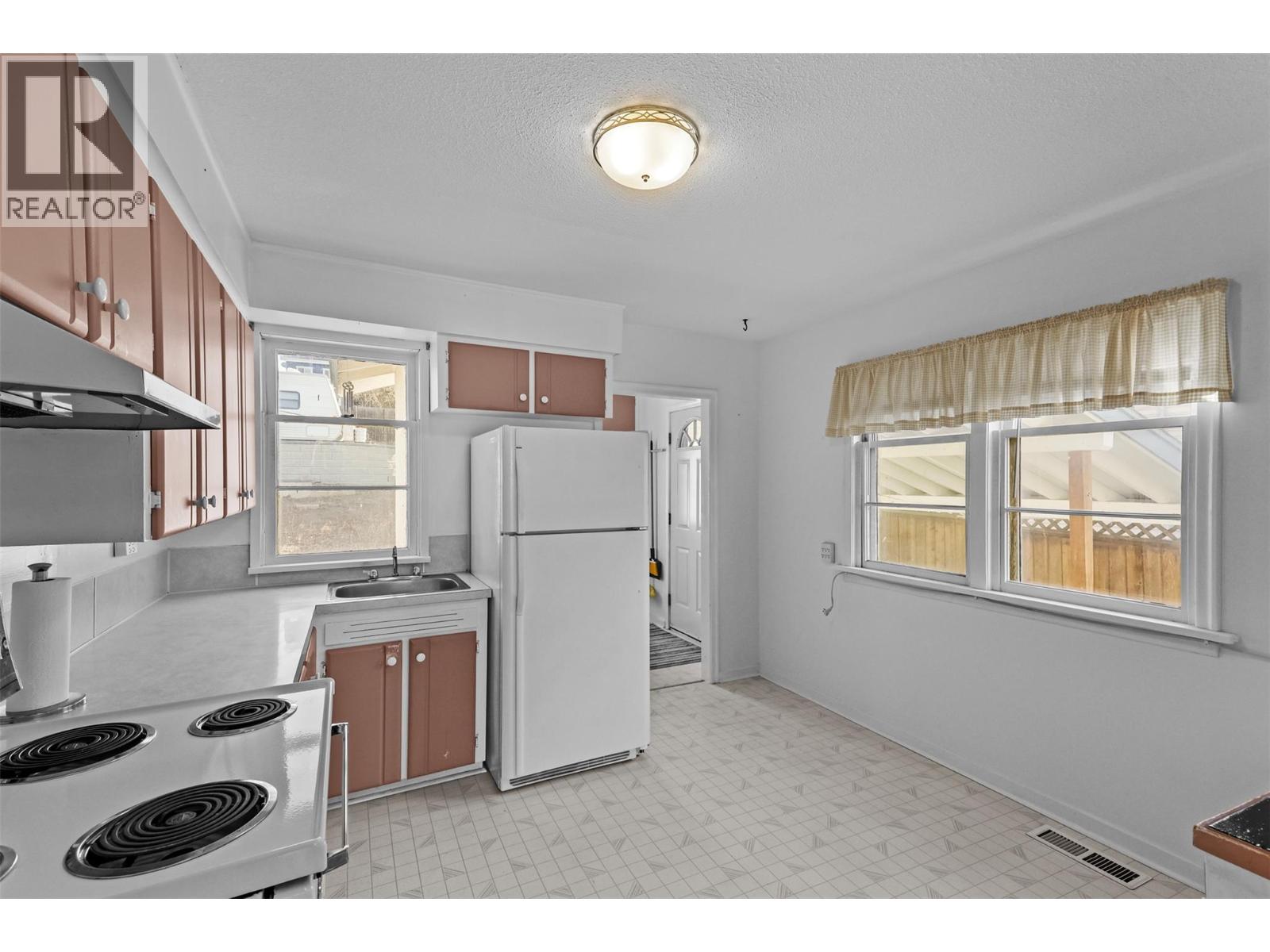 1335 Columbia Street Property Photo 5