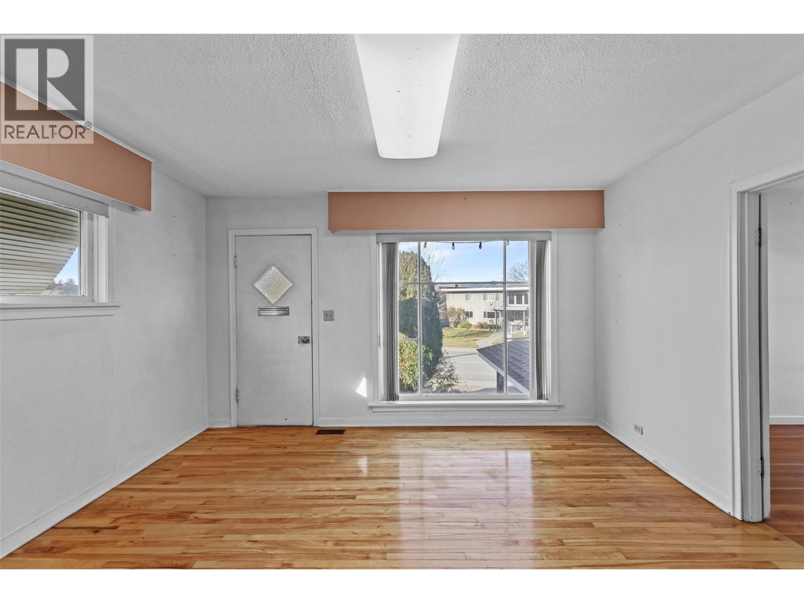 1335 Columbia Street Property Photo 9