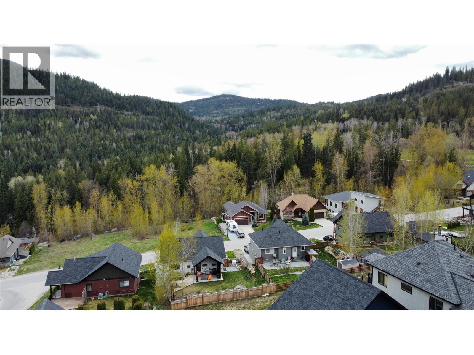 1018 Silvertip Road Property Photo 5