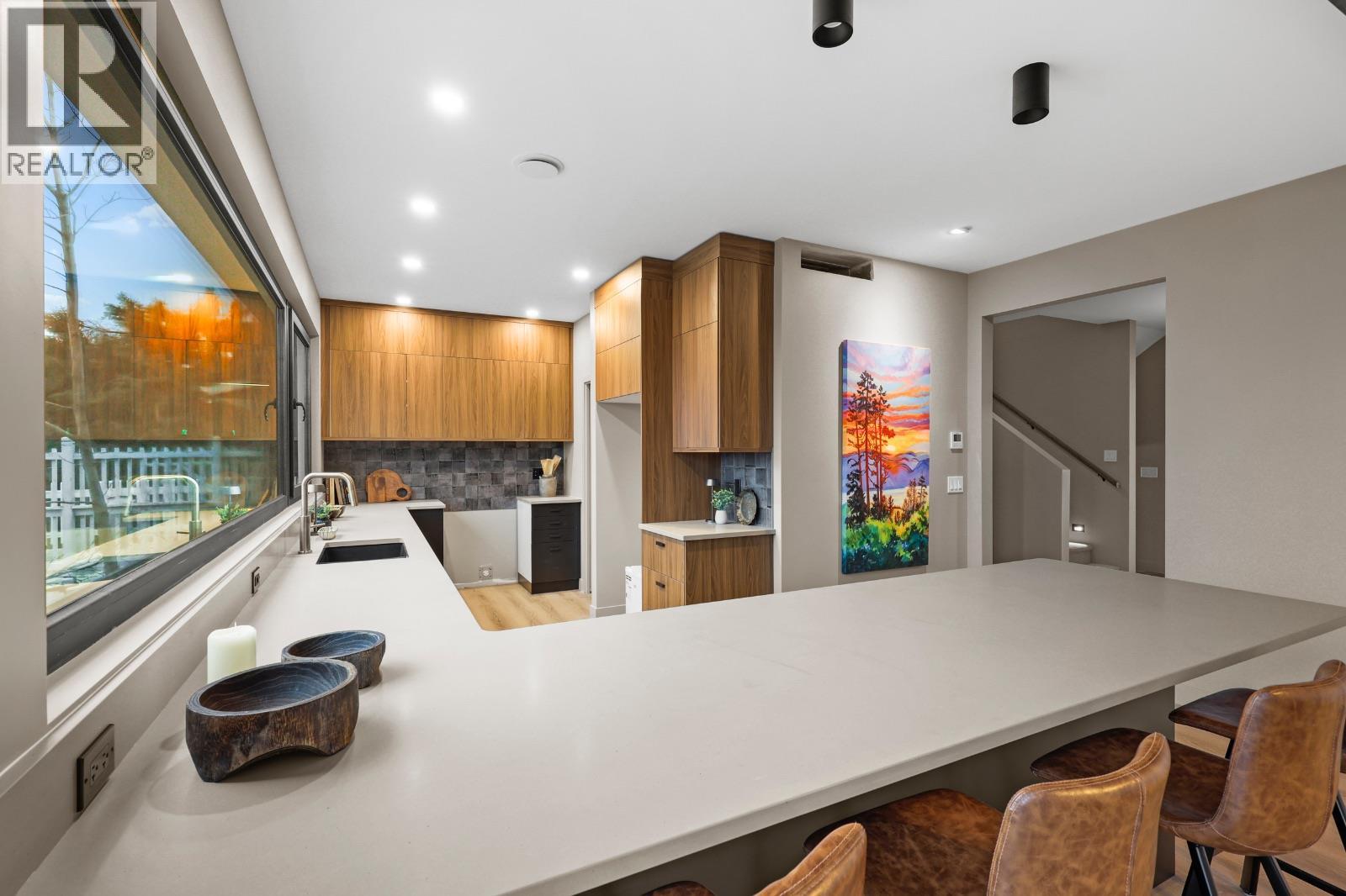 614 Cowan Street Property Photo 4
