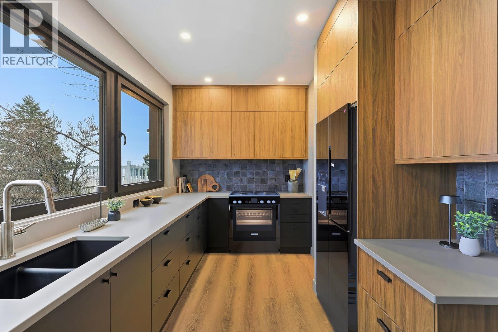 614 Cowan Street Property Photo 16