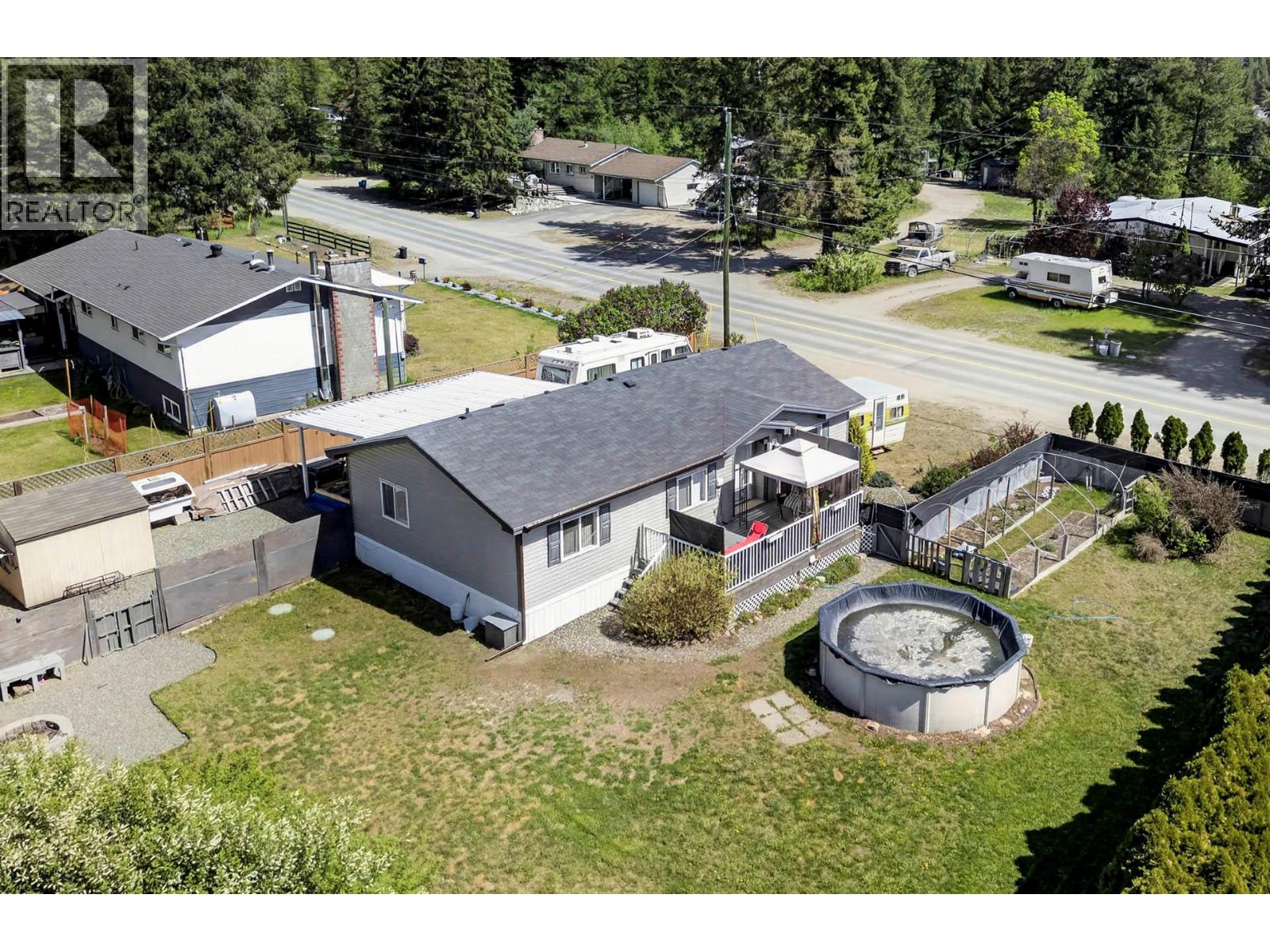 633 Barriere Lakes Road Property Photo 2