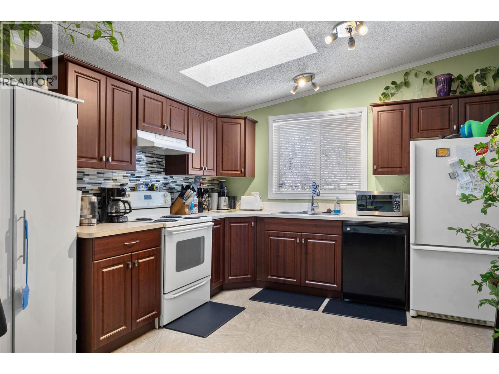 633 Barriere Lakes Road Property Photo 4