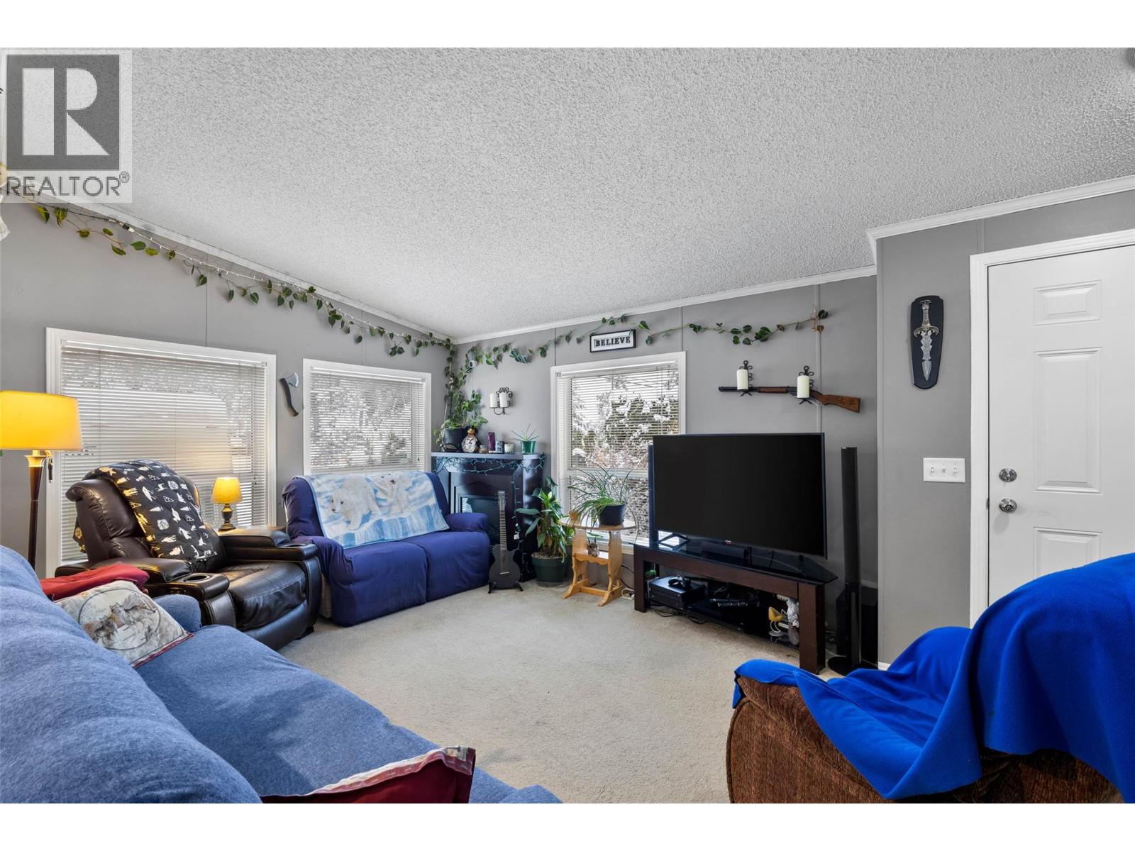 633 Barriere Lakes Road Property Photo 7