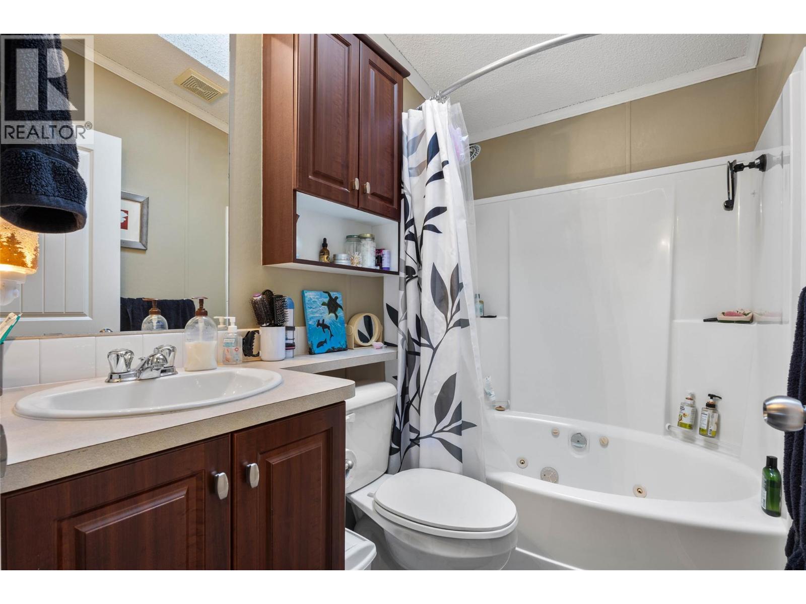 633 Barriere Lakes Road Property Photo 11