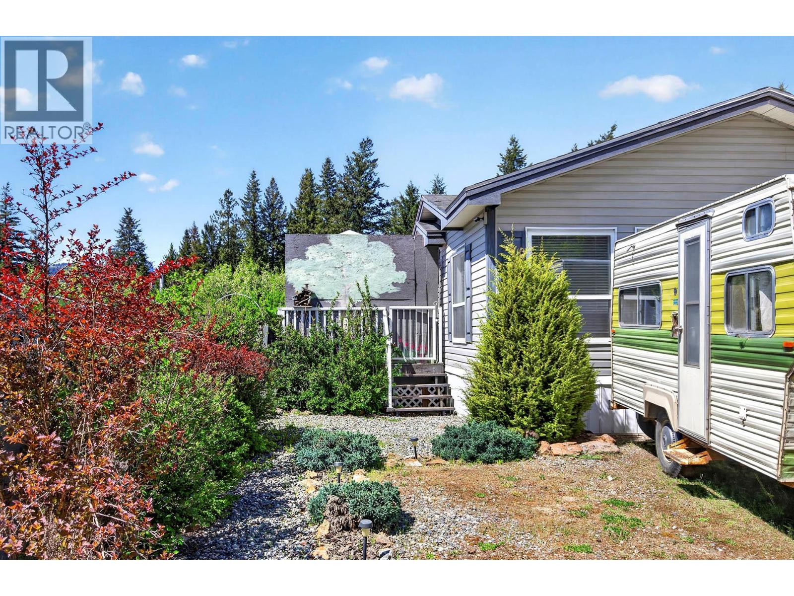 633 Barriere Lakes Road Property Photo 12