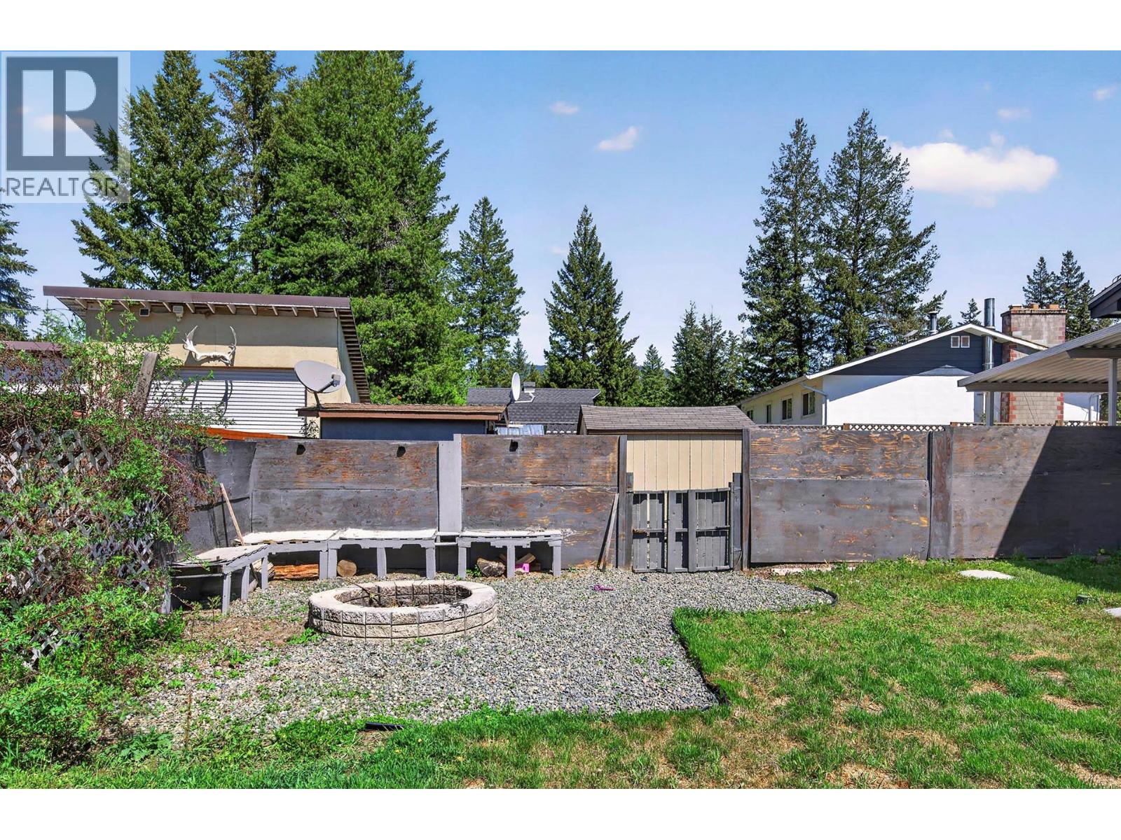 633 Barriere Lakes Road Property Photo 14