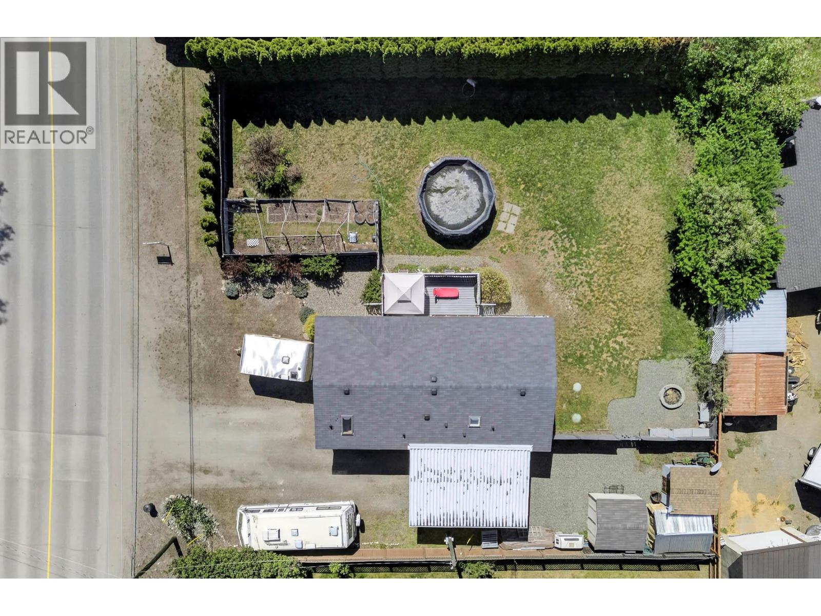 633 Barriere Lakes Road Property Photo 23