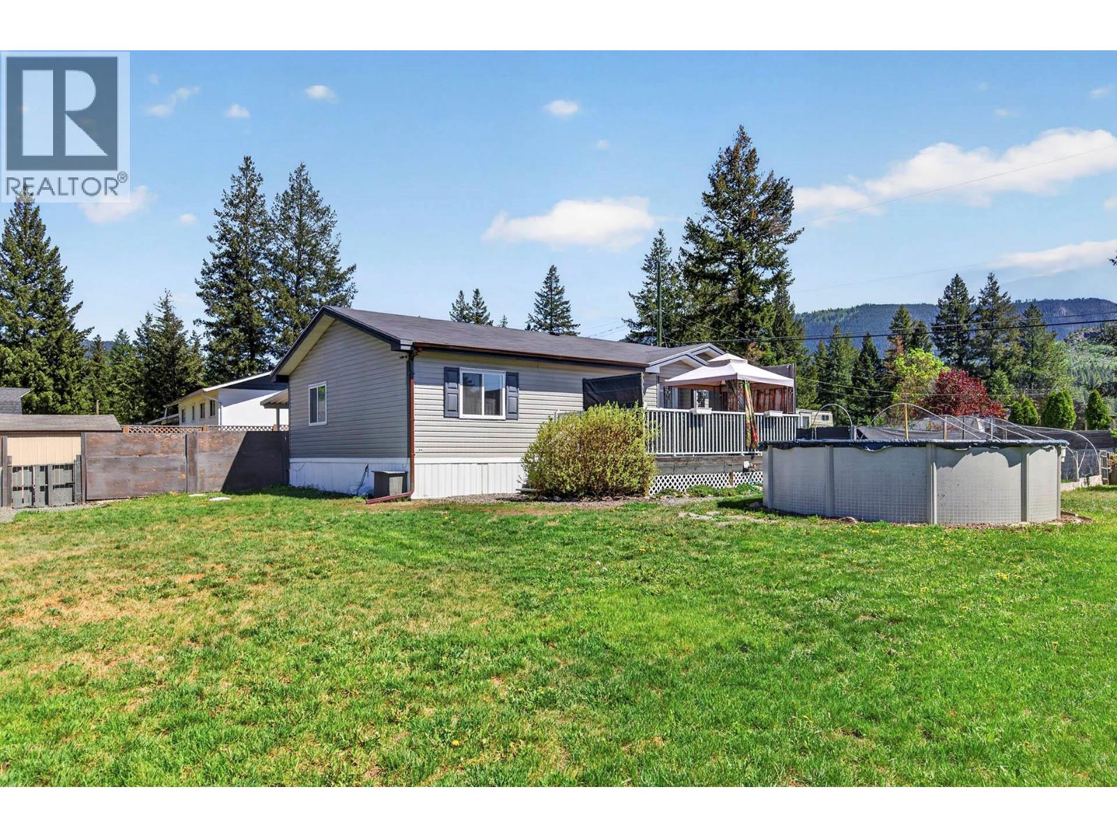 633 Barriere Lakes Road Property Photo 27