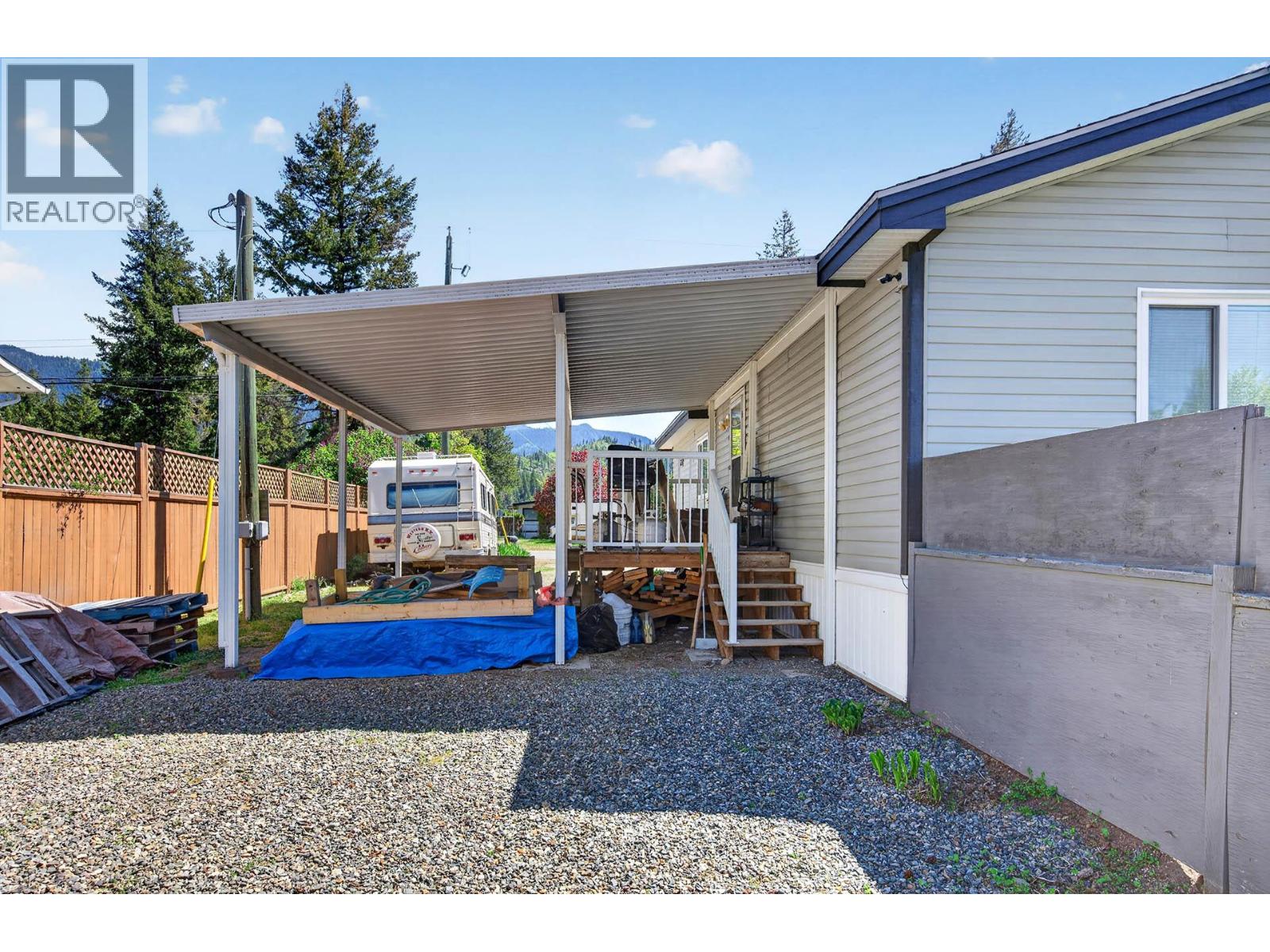 633 Barriere Lakes Road Property Photo 32