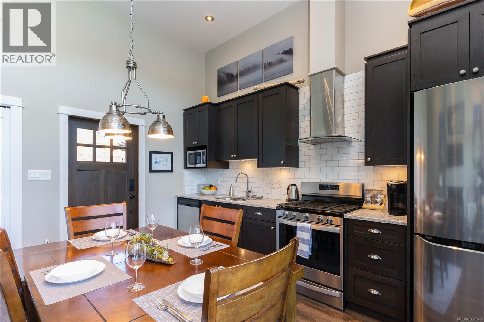 208a 6596 Baird Rd Property Photo 6