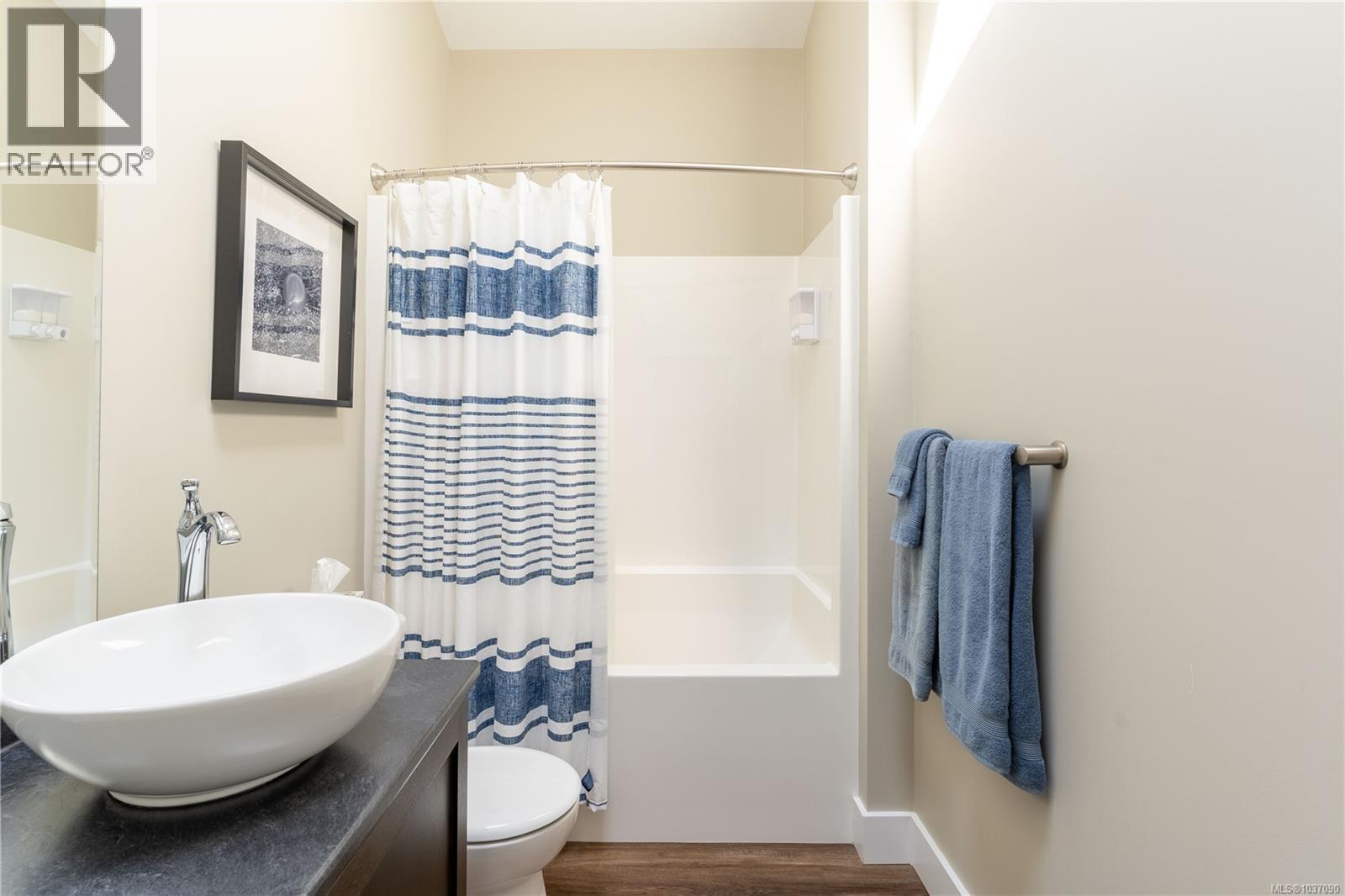 208a 6596 Baird Rd Property Photo 8
