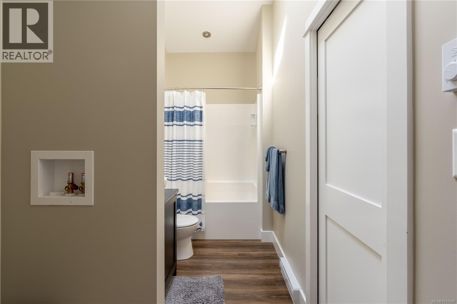 208a 6596 Baird Rd Property Photo 9