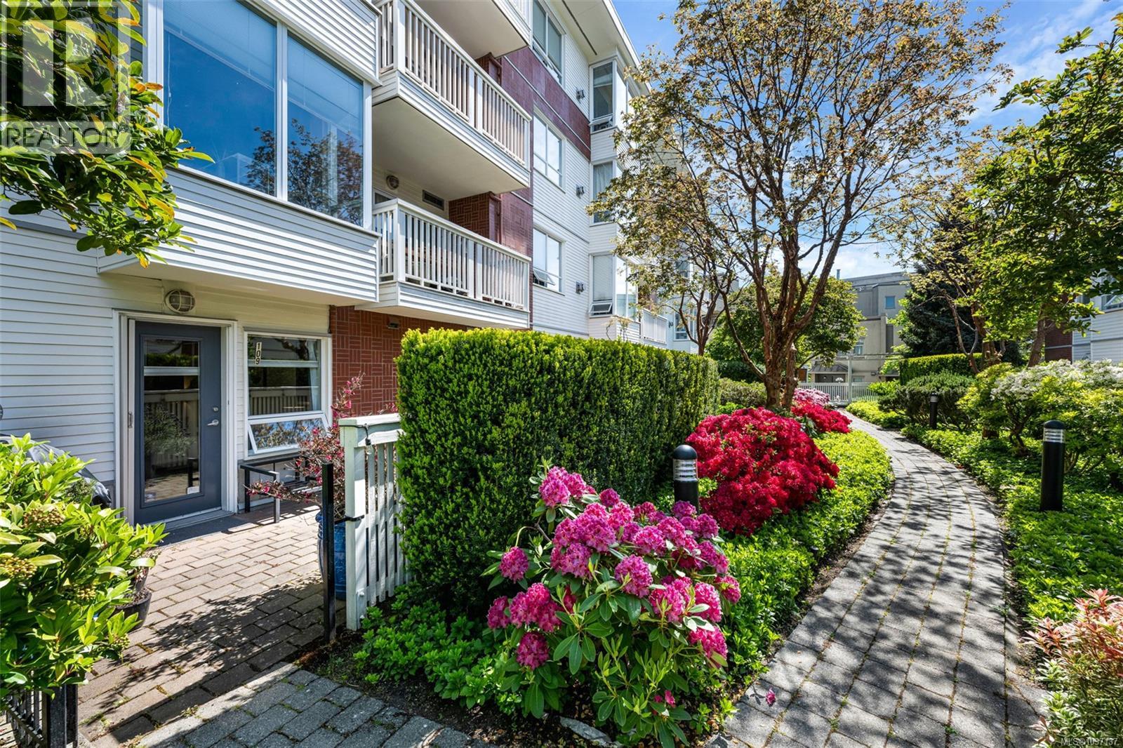 109 380 Waterfront Cres Property Photo 1