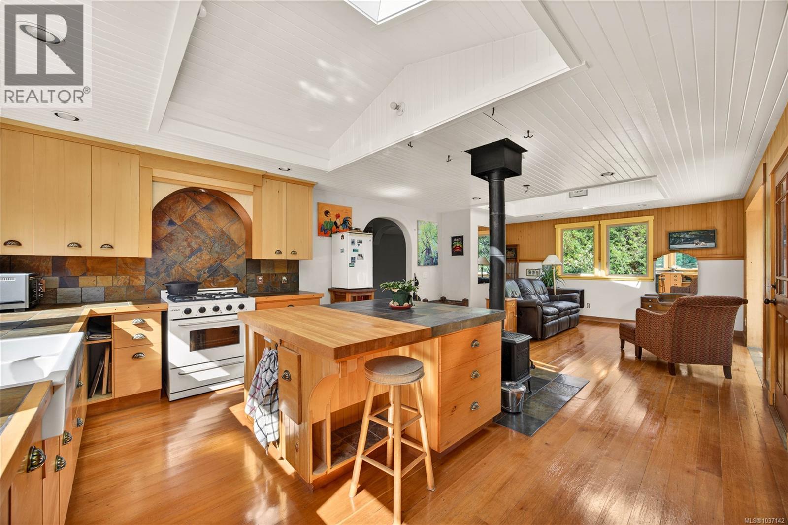 1252 Isabella Point Rd Property Photo 5