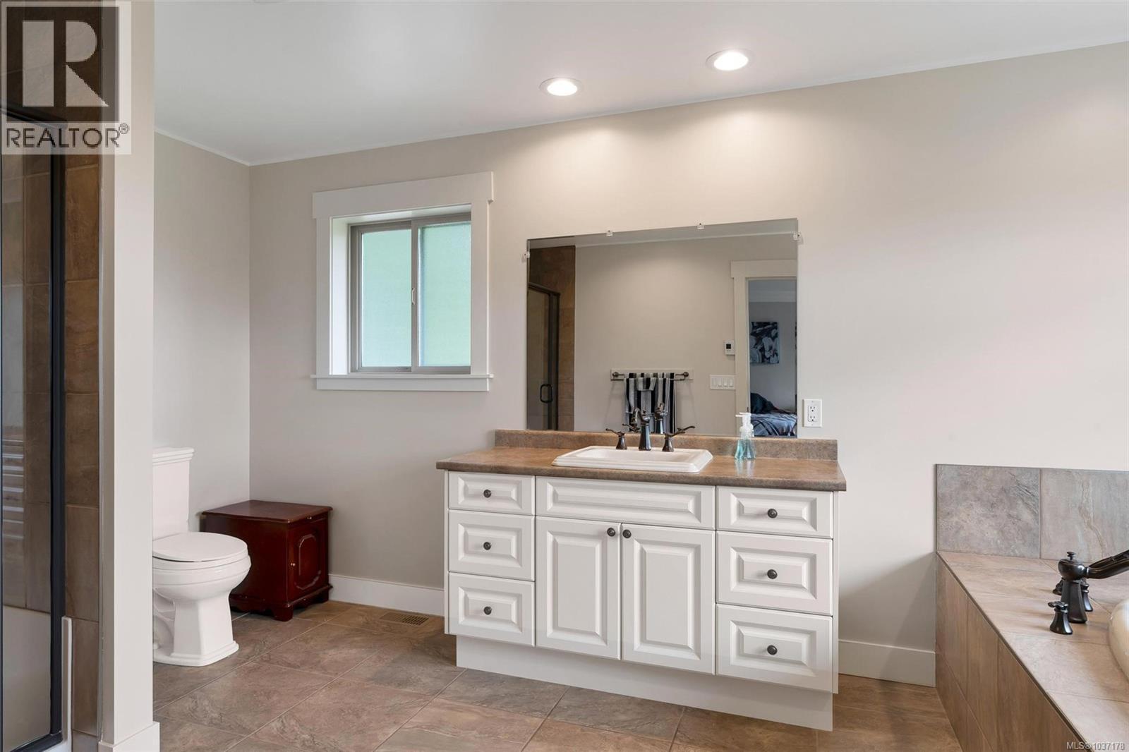 1580 Nimpkish Pl Property Photo 40