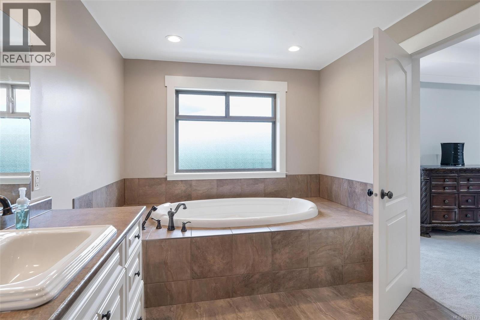 1580 Nimpkish Pl Property Photo 41