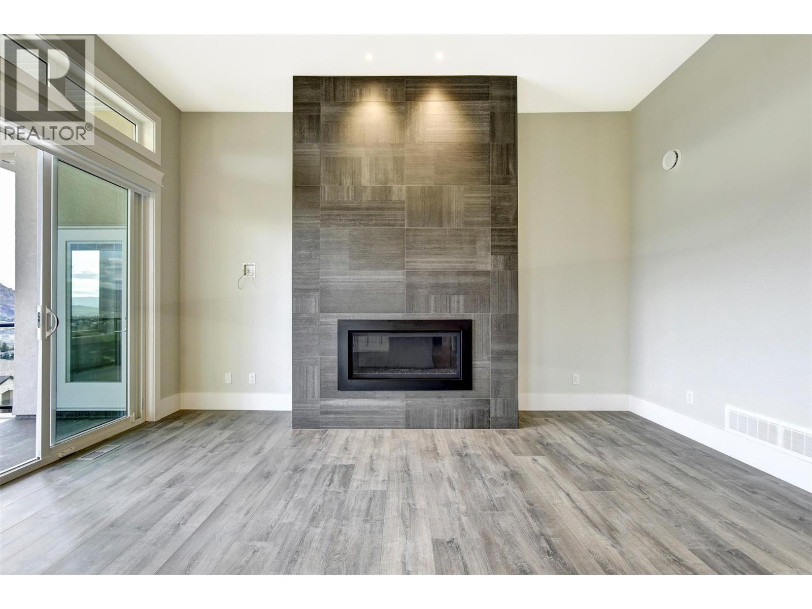 1051 Aurora Heights Property Photo 4