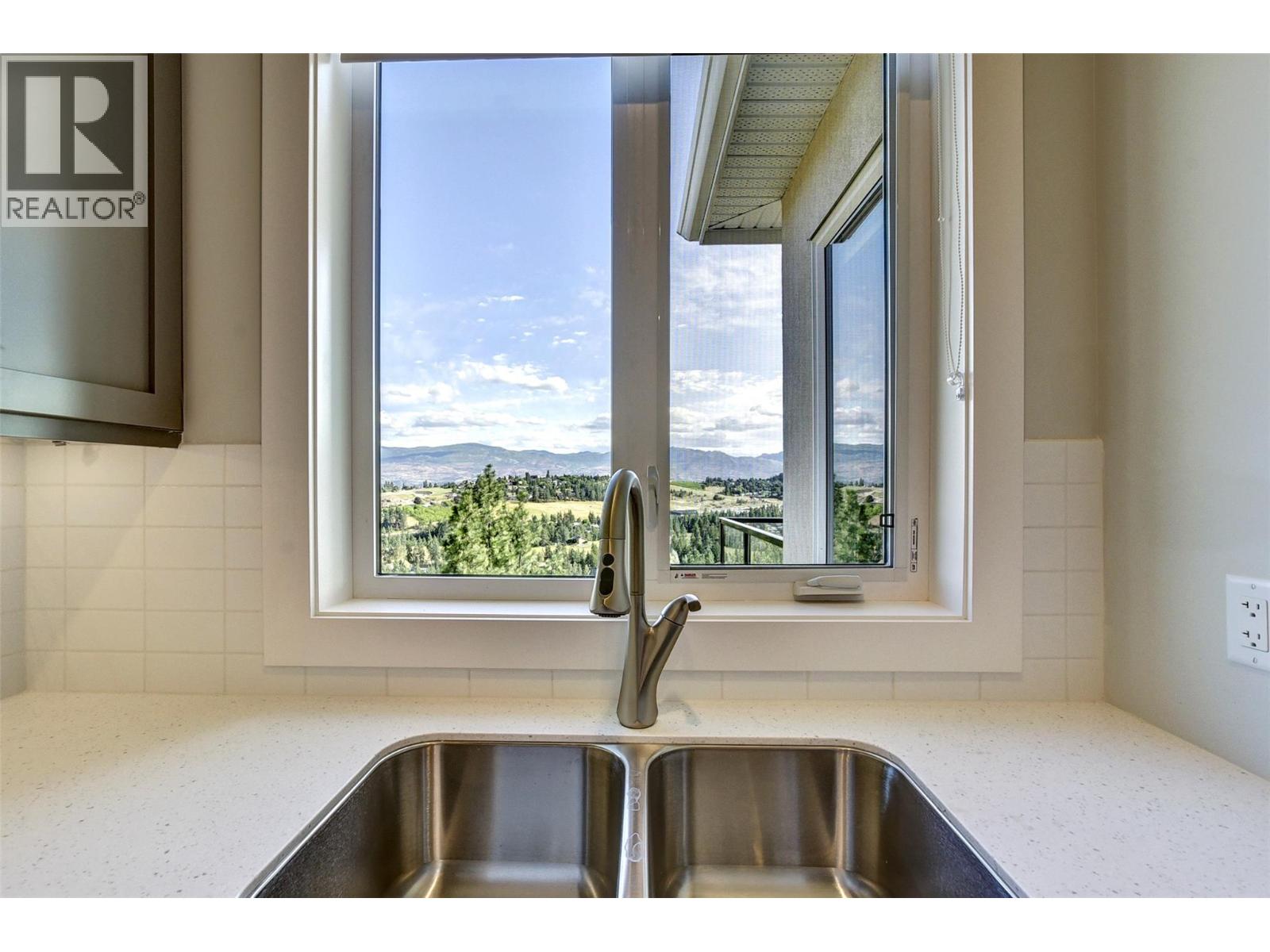 1051 Aurora Heights Property Photo 12