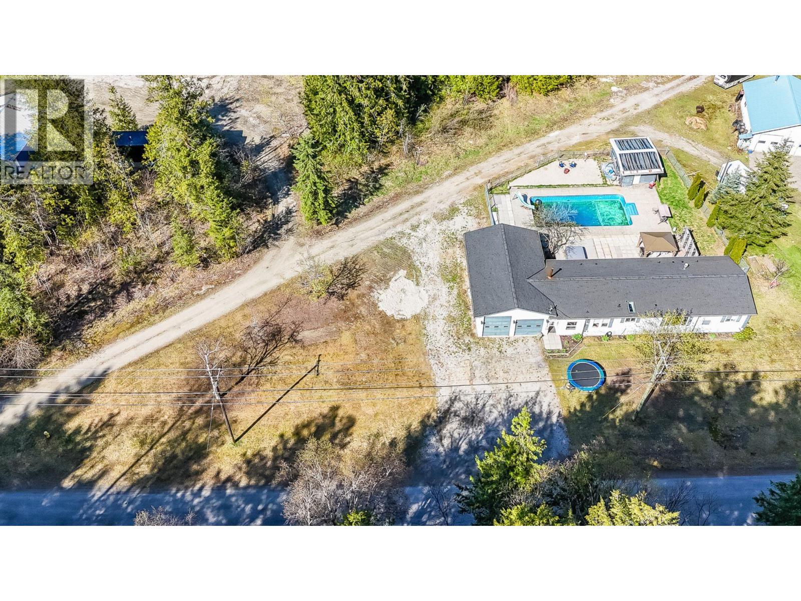 1740 Illecillewaet Road Property Photo 1
