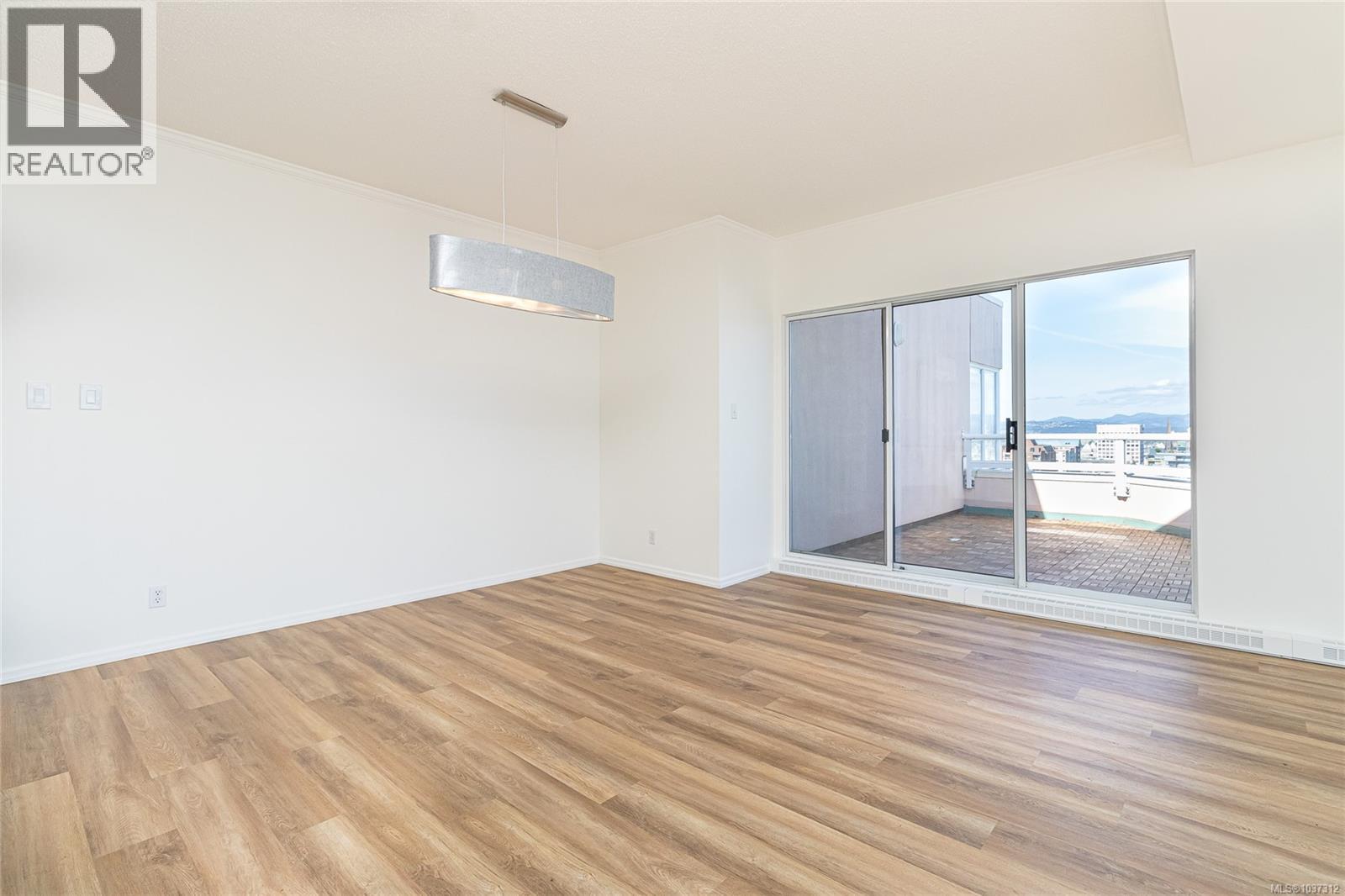 1702 1020 View St Property Photo 7