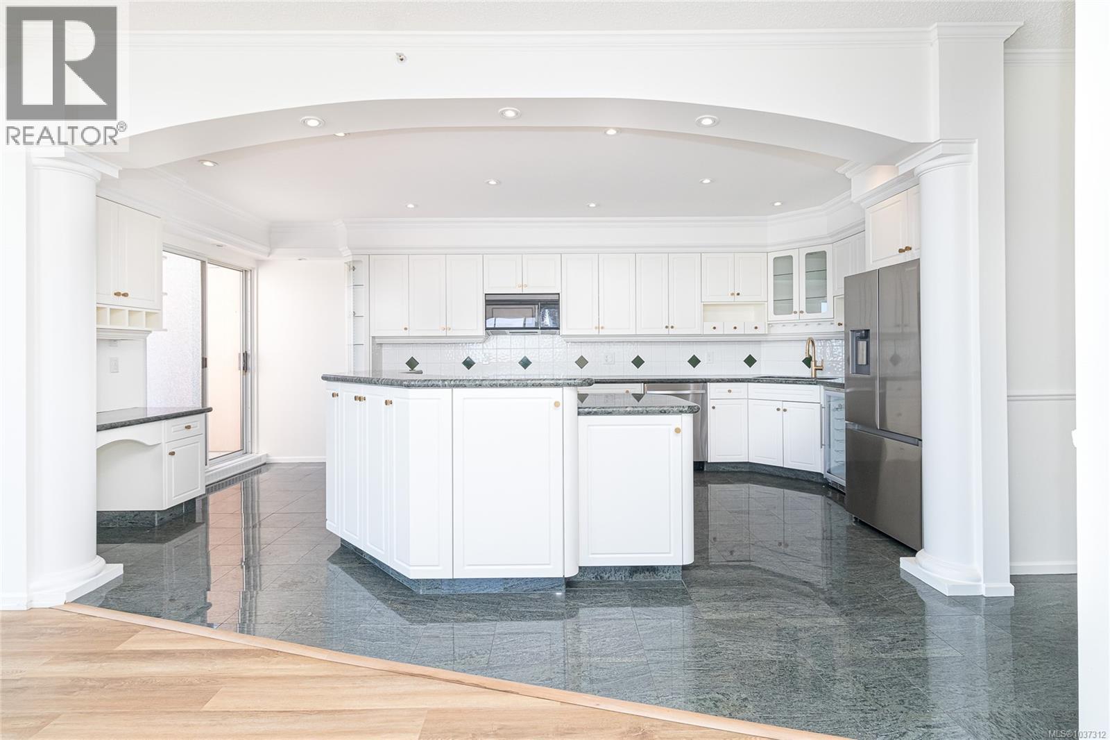 1702 1020 View St Property Photo 10