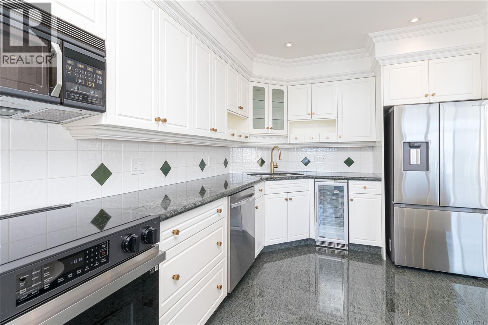 1702 1020 View St Property Photo 11
