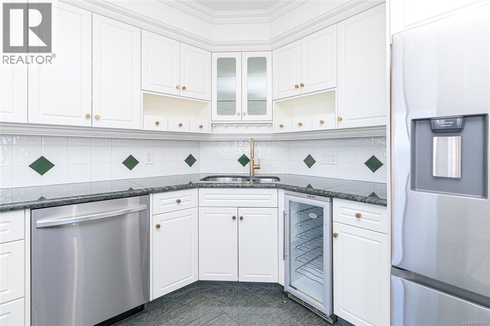 1702 1020 View St Property Photo 12