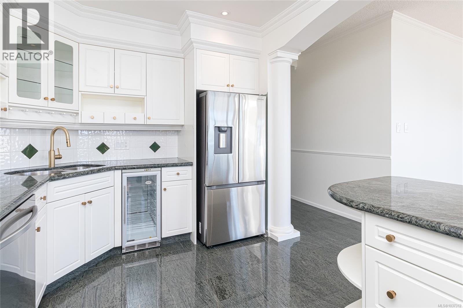 1702 1020 View St Property Photo 13