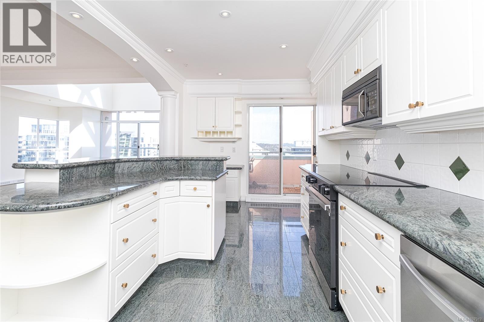 1702 1020 View St Property Photo 15