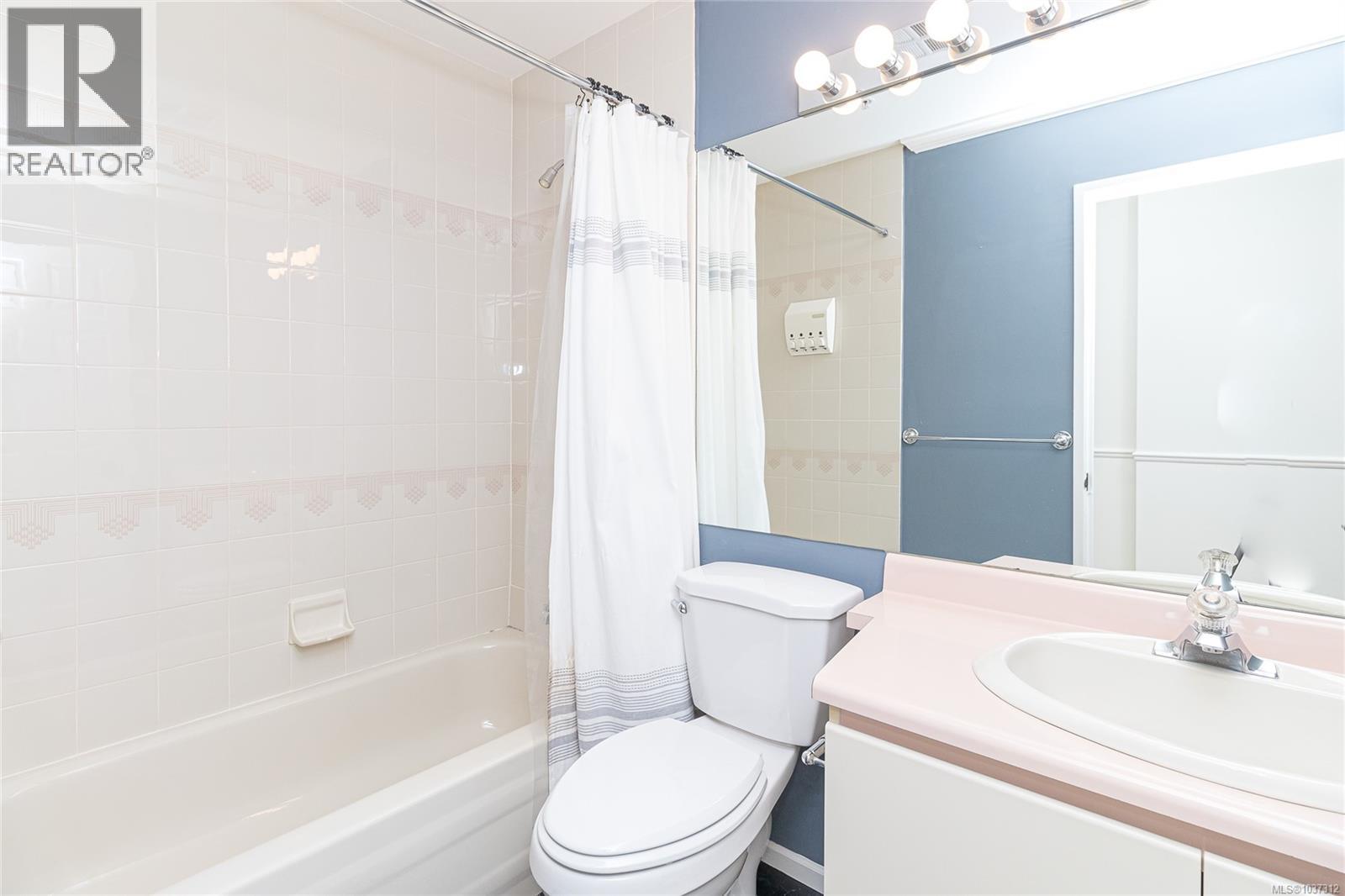 1702 1020 View St Property Photo 24